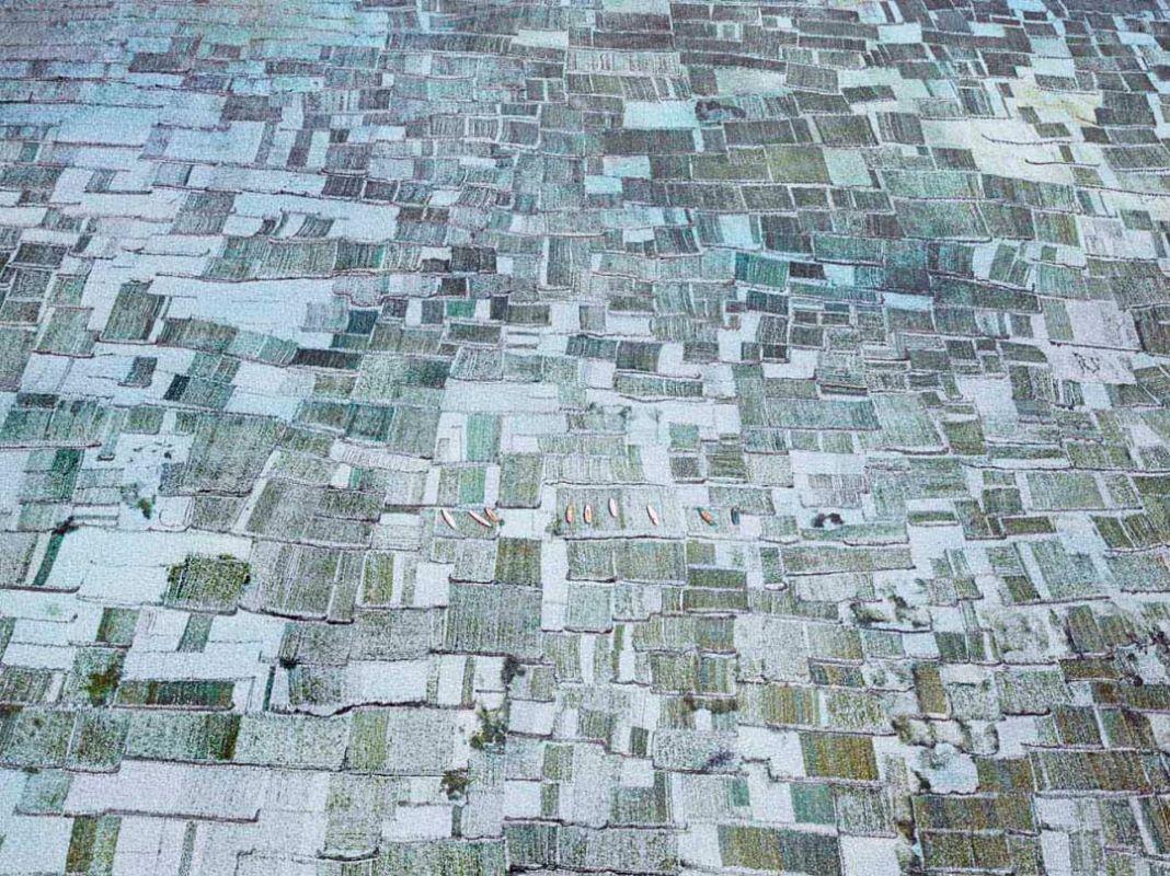 David Burdeny (n. 1968. Winnipeg, Canadá) se graduó con un máster en Arquitectura y Diseño de Interiores y pasó la primera parte de su carrera ejerciendo en su campo antes de establecerse como fotógrafo. Burdeny traduce su íntima apreciación de la