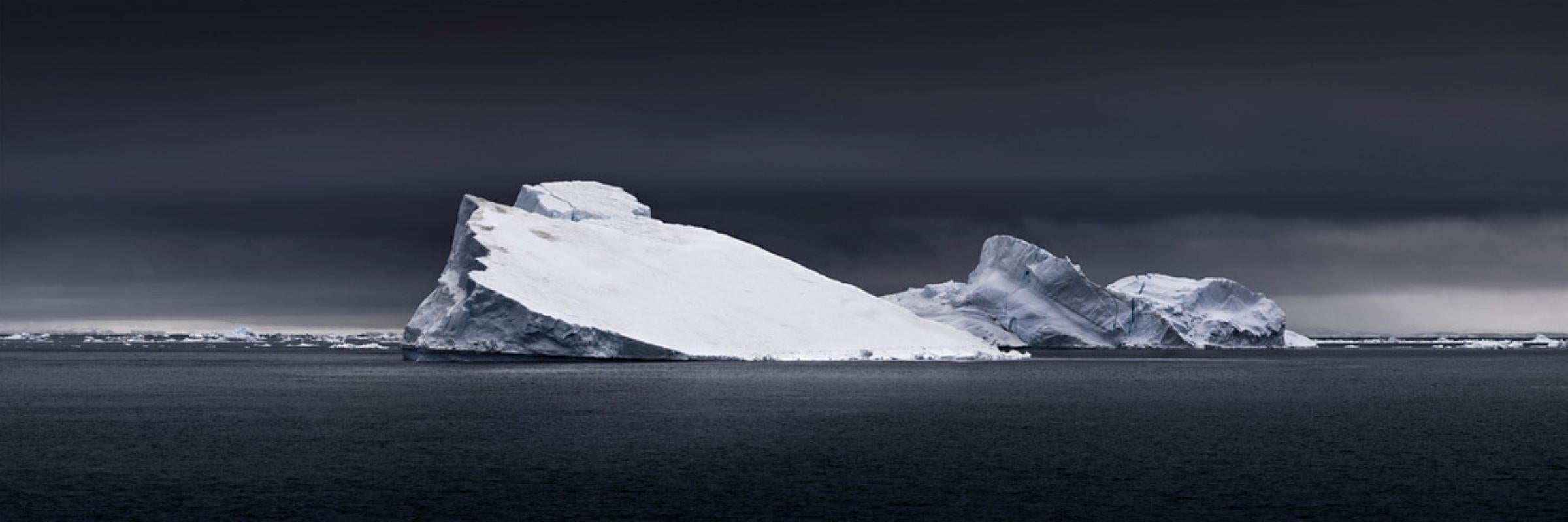 David Burdeny (nato nel 1968. Winnipeg, Canada) si è laureato con un master in Architettura e Interior Design e ha trascorso la prima parte della sua carriera esercitando la professione prima di affermarsi come fotografo. Burdeny traduce il suo