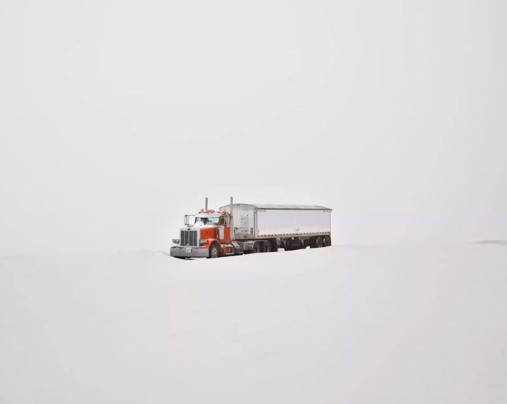 David Burdeny (geb. 1968. Winnipeg, Kanada) schloss sein Studium der Architektur und Innenarchitektur mit einem Master ab und war zu Beginn seiner Karriere in diesem Bereich tätig, bevor er sich als Fotograf etablierte. Burdeny setzt seine intime