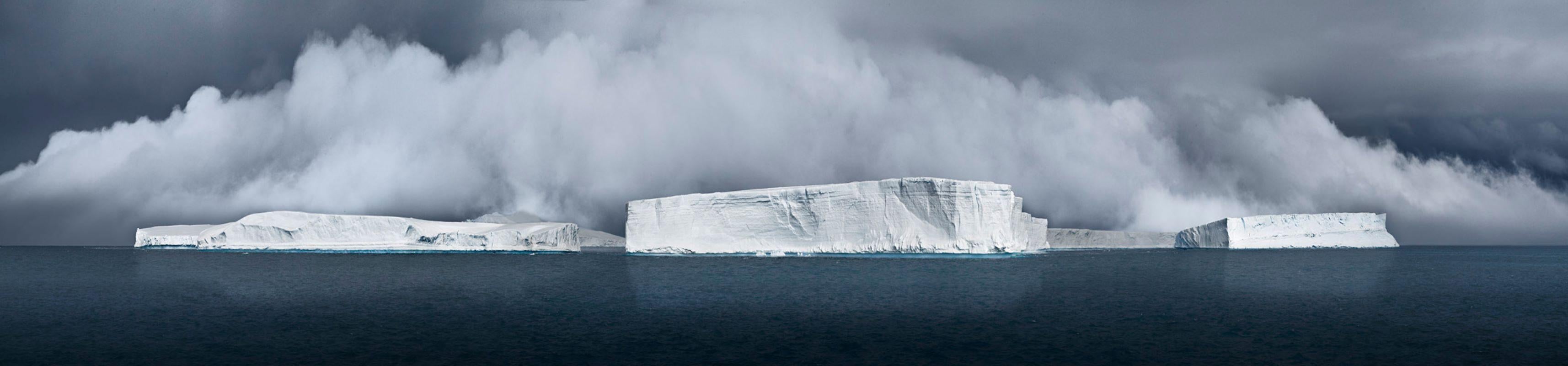 David Burdeny (nato nel 1968. Winnipeg, Canada) si è laureato con un master in Architettura e Interior Design e ha trascorso la prima parte della sua carriera esercitando la professione prima di affermarsi come fotografo. Burdeny traduce il suo