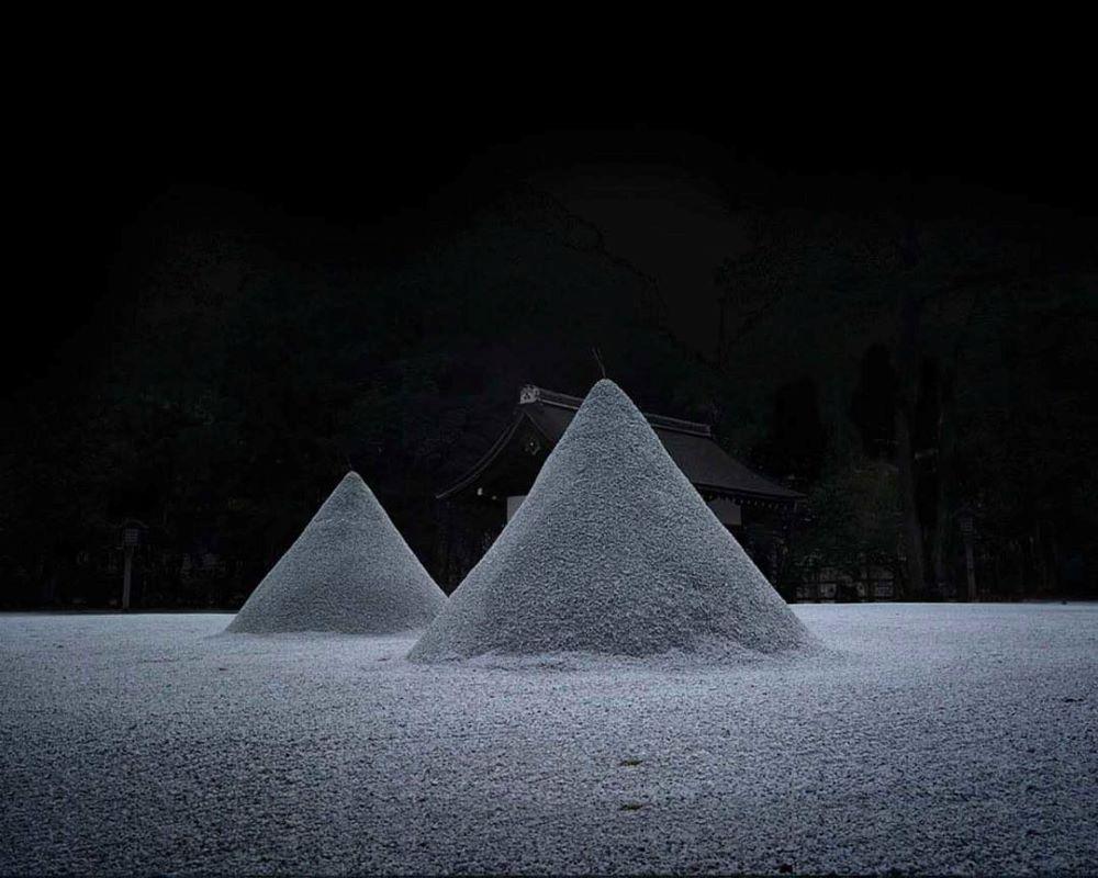 David Burdeny (né en 1968. Winnipeg, Canada) a obtenu une maîtrise en architecture et en décoration d
intérieur et a passé la première partie de sa carrière à exercer dans son domaine avant de s
établir comme photographe. Burdeny traduit son