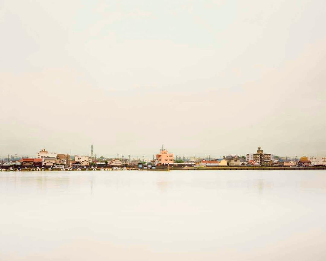 David Burdeny - Tokoname Harbour, Japon, photographie de 2009, imprimée d
après