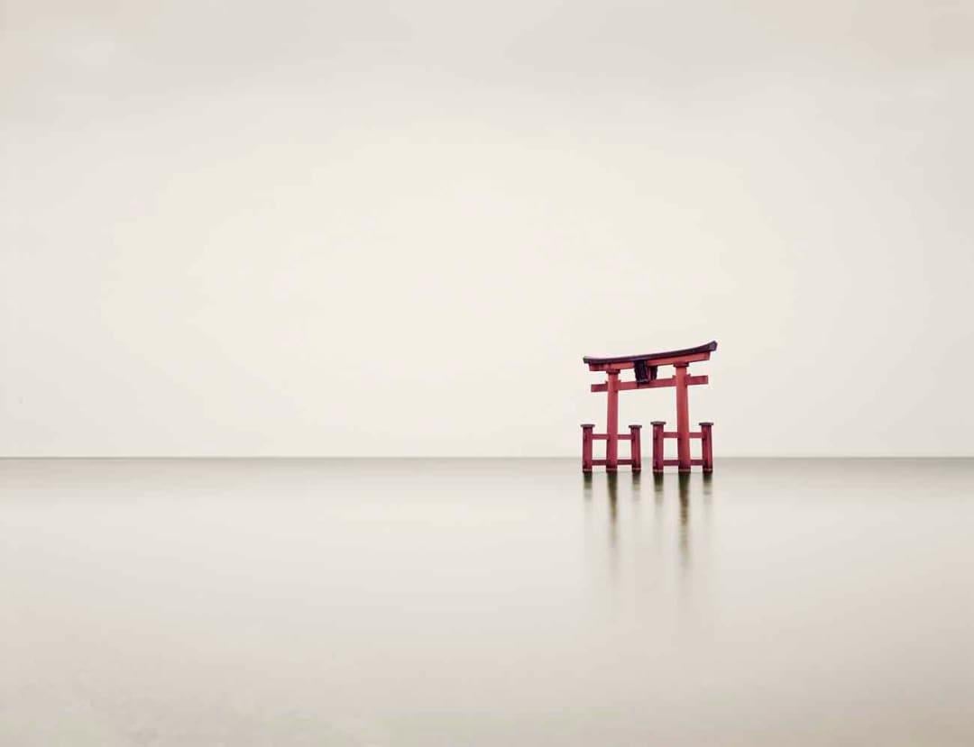 David Burdeny - Torii, lac Biwa, Japon, photographie de 2009, imprimée d
après
