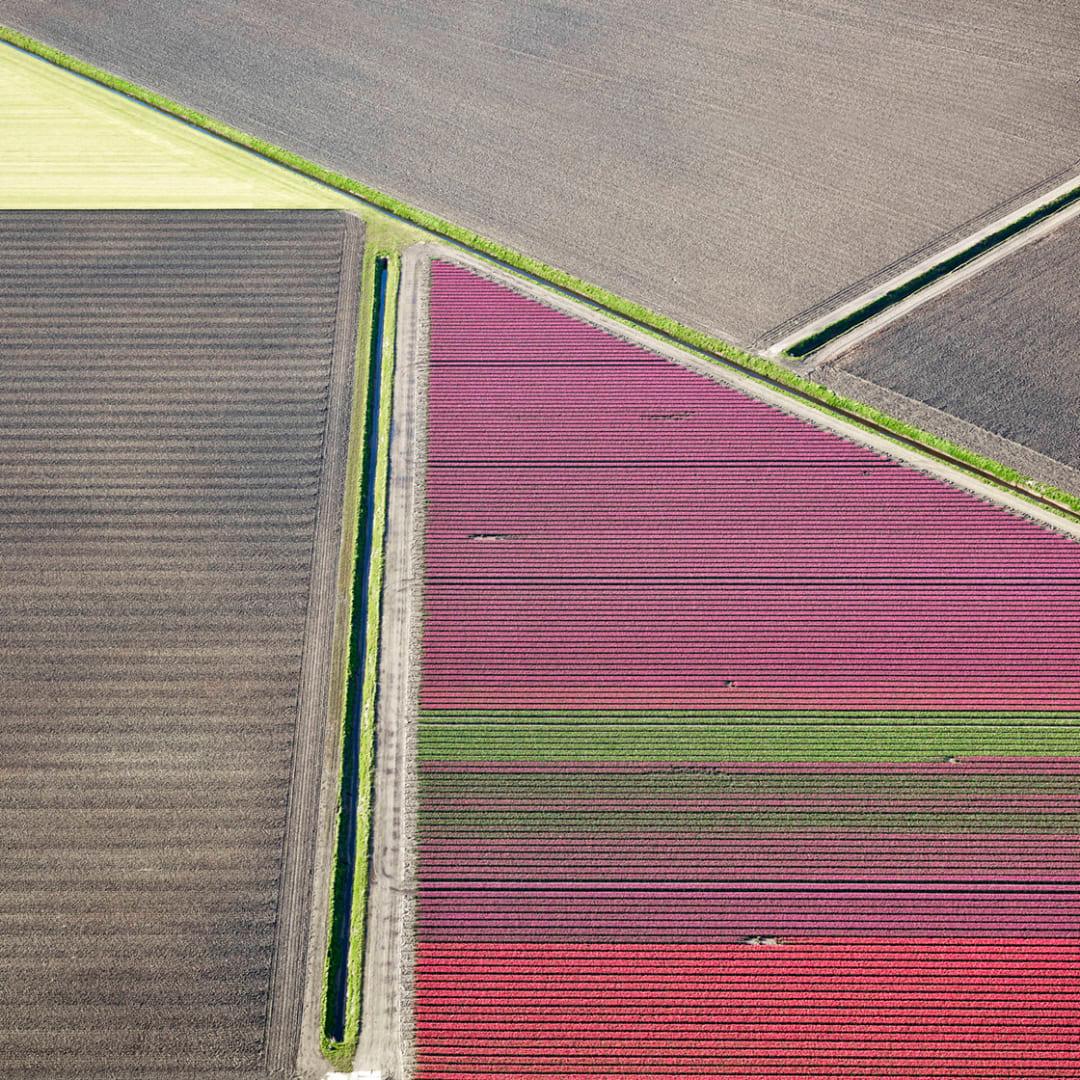 David Burdeny (nato nel 1968. Winnipeg, Canada) si è laureato con un master in Architettura e Interior Design e ha trascorso la prima parte della sua carriera esercitando la professione prima di affermarsi come fotografo. 
Burdeny traduce il suo