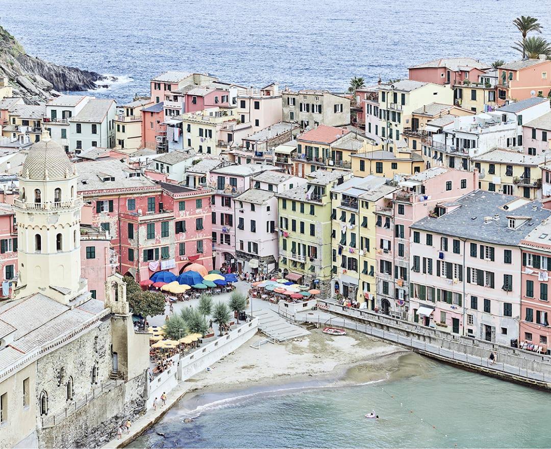 David Burdeny (nato nel 1968. Winnipeg, Canada) si è laureato con un master in Architettura e Interior Design e ha trascorso la prima parte della sua carriera esercitando la professione prima di affermarsi come fotografo. Burdeny traduce il suo