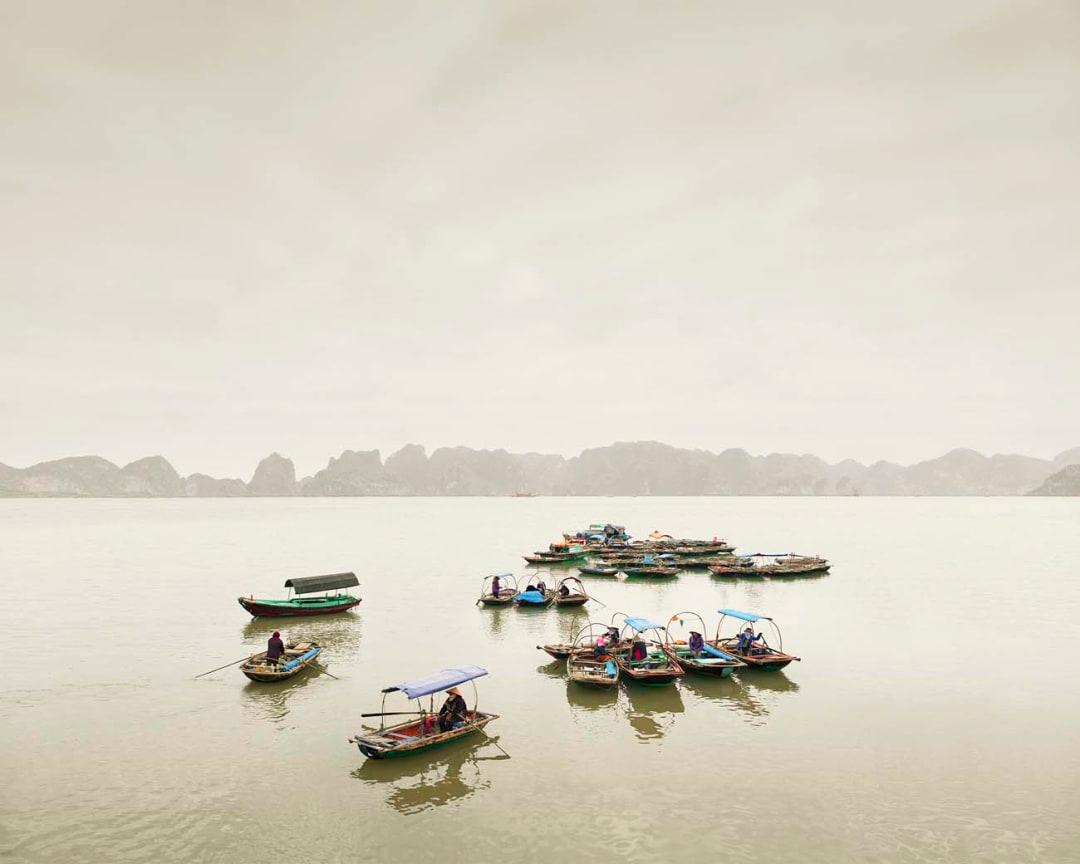 David Burdeny - Water Taxis, Vihn Ha Long, Vietnam, 2011, Imprimé d'après