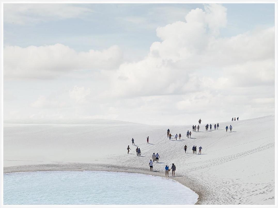 Wüstenwanderung (Hille), Lencois, Maranhenses – Photograph von David Burdeny