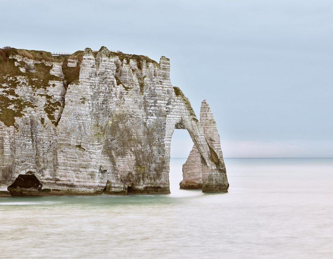 Color Photograph de David Burdeny - Falaises d'Etretat, Normandía, Francia