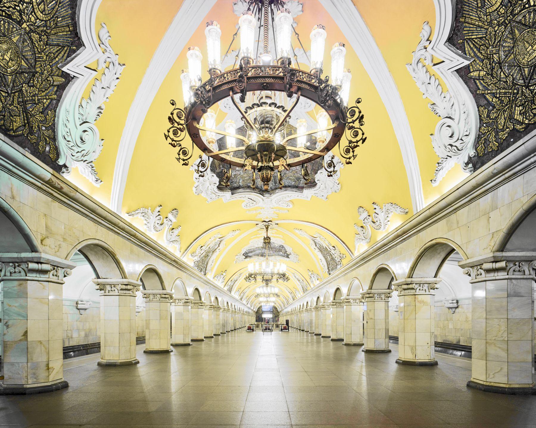 Color Photograph David Burdeny - Station métro Komsomolskaya, Moscou, Russie