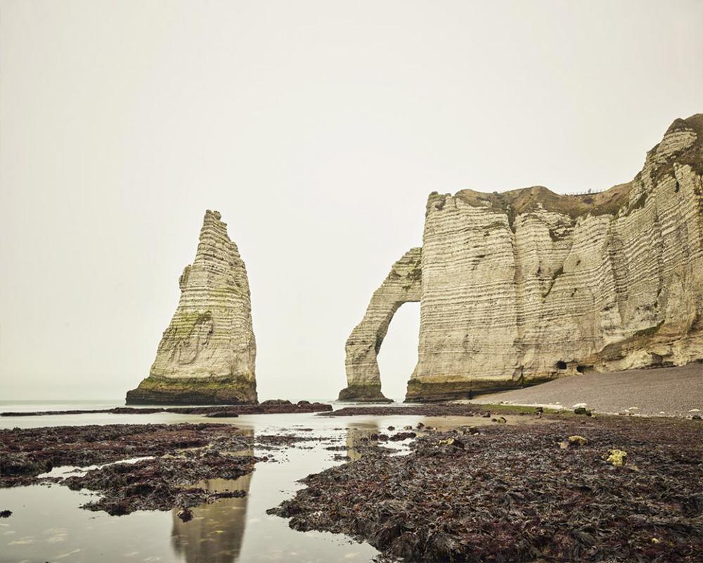 David Burdeny Color Photograph – Dieiguille nach Monet, Etretat, Normandie, Frankreich