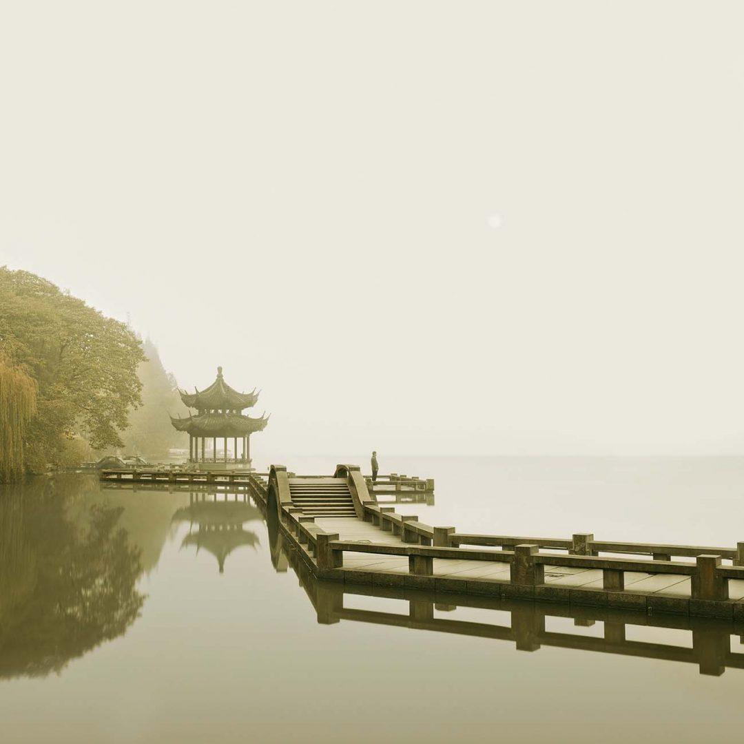 David Burdeny Abstract Photograph – Man beobachtet den Sonnenaufgang, Hangzhou, China