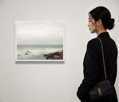 «Hombre contemplando las olas en Maui, Hawái», impresión pigmentada de archivo, enmarcada, 21x26