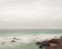 «Hombre contemplando las olas en Maui, Hawái», impresión pigmentada de archivo, enmarcada, 21x26