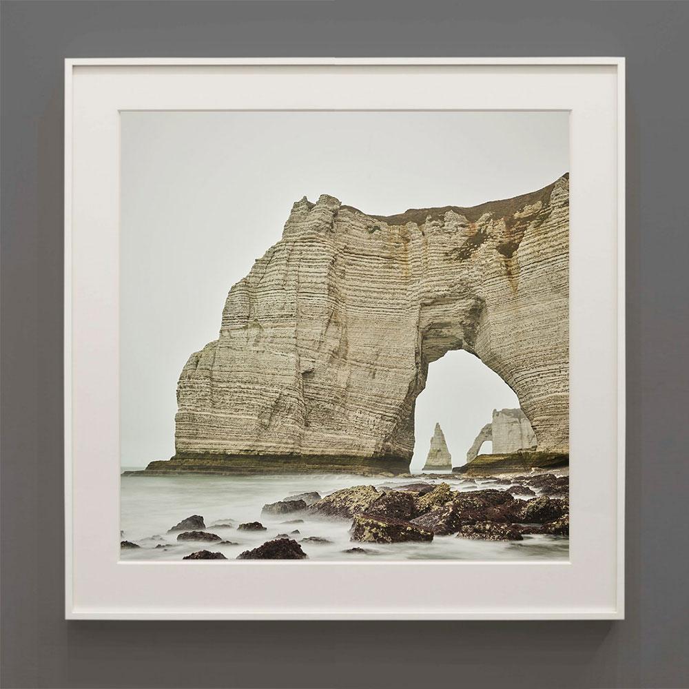 Color Photograph de David Burdeny - Manneport según Monet Etretat, Normandía, Francia