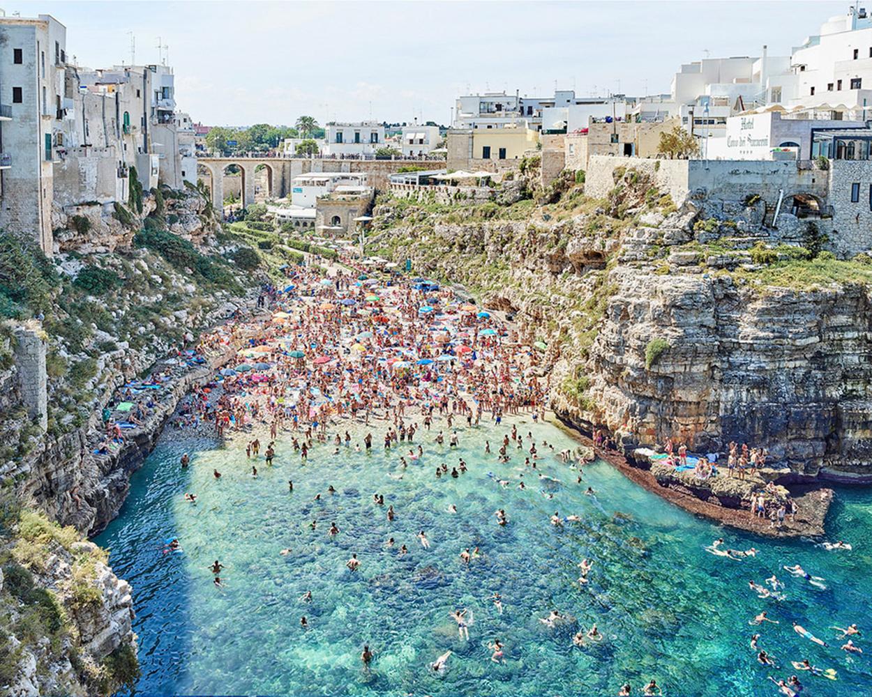 David Burdeny Landscape Photograph – Polignano a Mare, Mittag, Italien