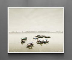 Taxi acquatici nella baia di Ha Long, Vietnam - Stampa a pigmenti d'archivio, incorniciata
