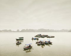 Taxi acquatici nella baia di Ha Long, Vietnam - Stampa a pigmenti d'archivio, incorniciata