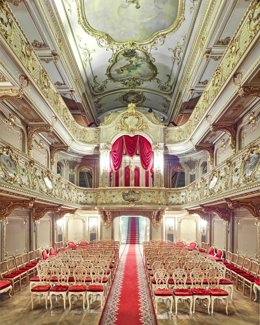David Burdeny Color Photograph – Russisches Yusupof-Theater (Zwiebelschachtel), St. Petersburg, Russland