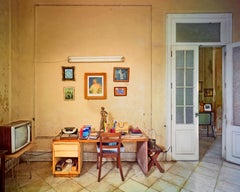 David Burdeny - Scrivania della camera da letto, L'Avana, Cuba, Fotografia 2014, Stampato Dopo