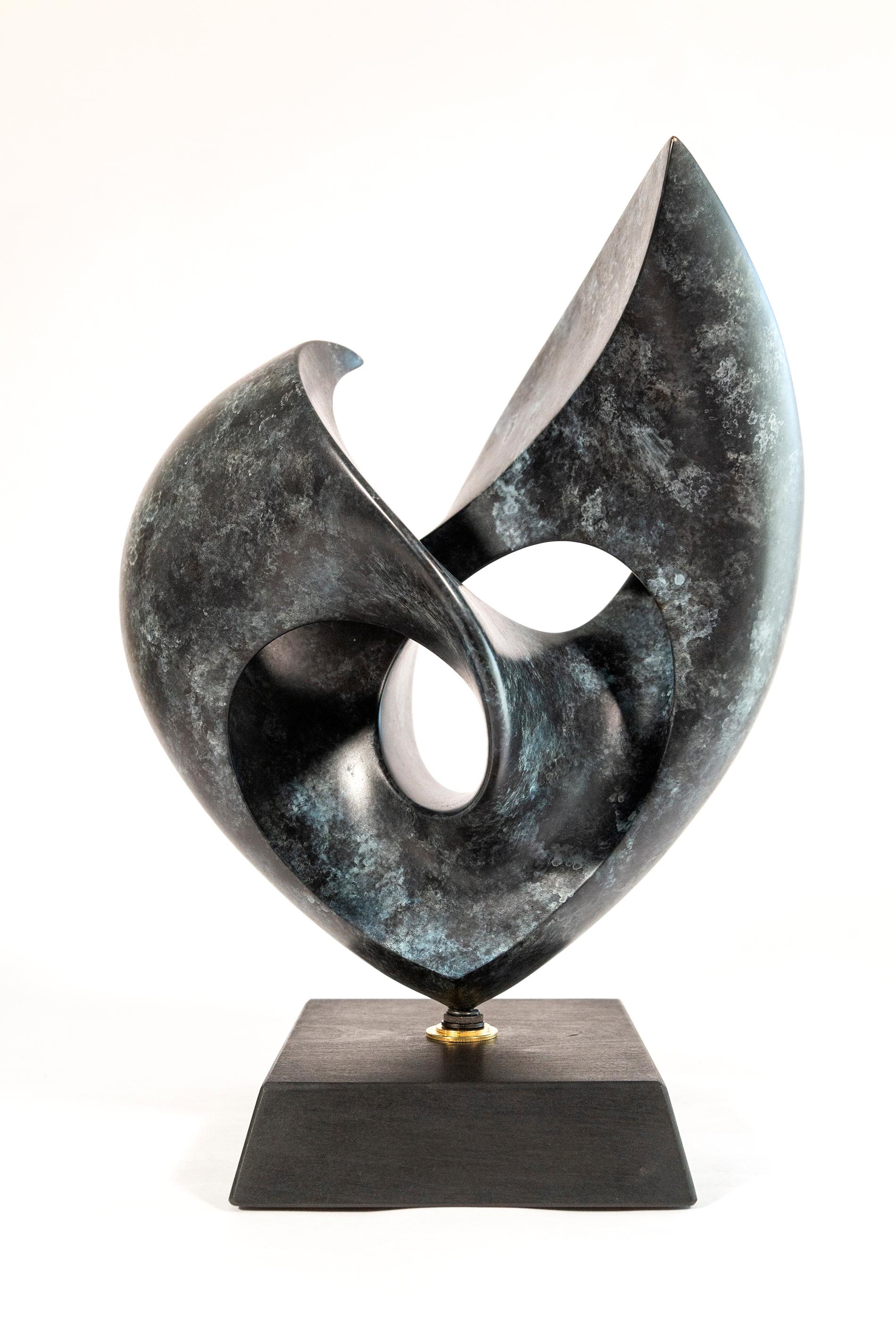 David Chamberlain Abstract Sculpture – Rhapsody Ed. 1/15 - glatte, polierte, abstrakte Skulptur aus Bronze und Mahagoni, glatt