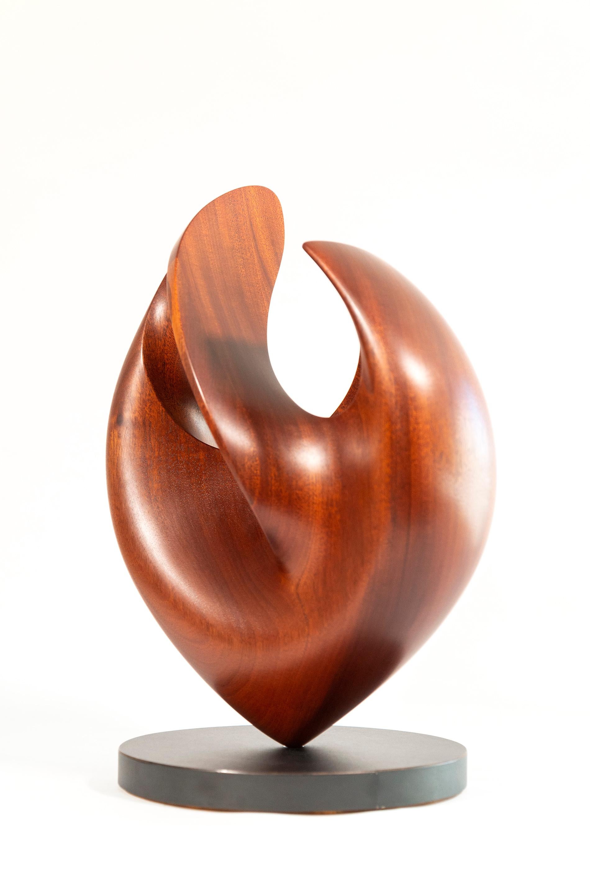 Senza Misura - sculpture lisse, polie, abstraite, contemporaine, en acajou - Abstrait Sculpture par David Chamberlain
