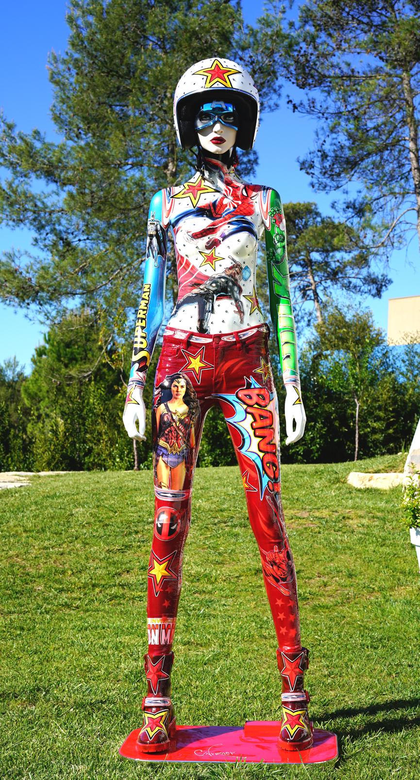 Figurative Sculpture David Cintract - Miss Marvel - Pop Art Pop Libre Nouveau Mouvement Mannequin Poupée Couleurs Peintures acryliques