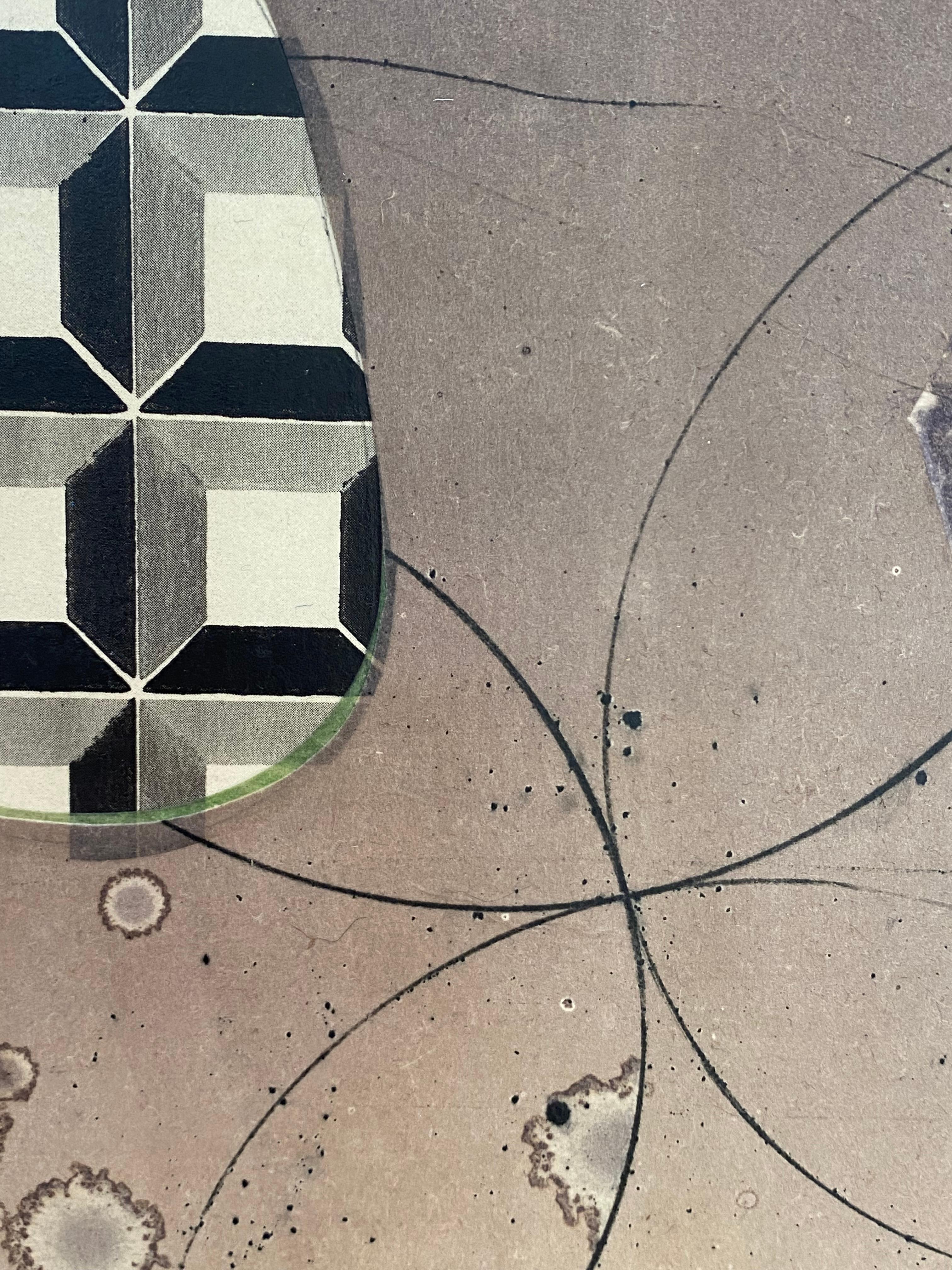 In questo dipinto astratto contemporaneo in acrilico e olio su carta montato su pannello, una forma arrotondata in un motivo geometrico a griglia in nero e delicate linee circolari in nero e grigio scuro sono dinamiche su uno sfondo beige neutro. Le