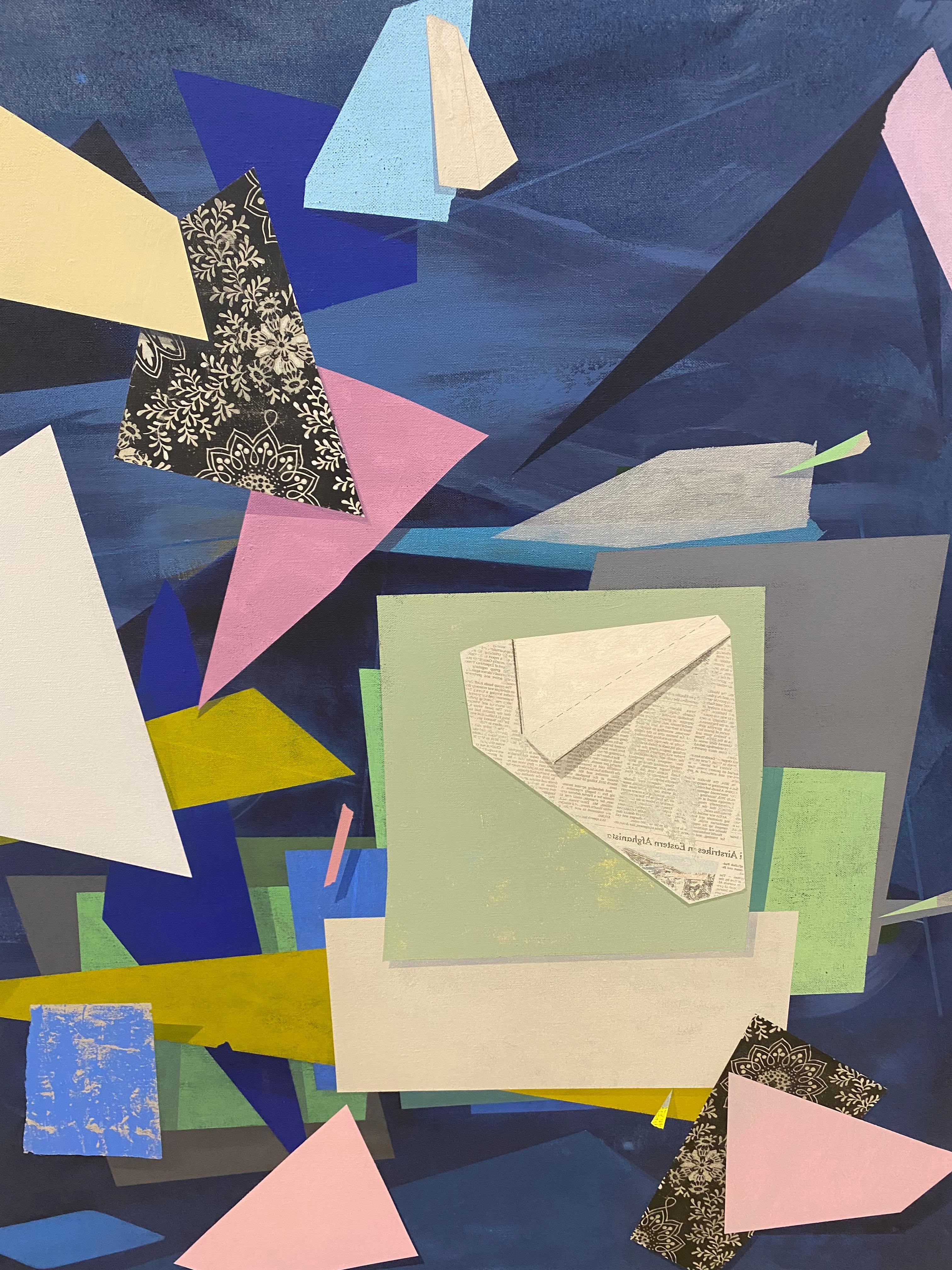 Forme geometriche in verde salvia chiaro, rosa pallido, giallo scuro, blu cobalto, avorio e un motivo floreale in bianco e nero sono vibranti su uno sfondo blu notte screziato. Gli angoli e le morbide gradazioni di colore delle forme stratificate