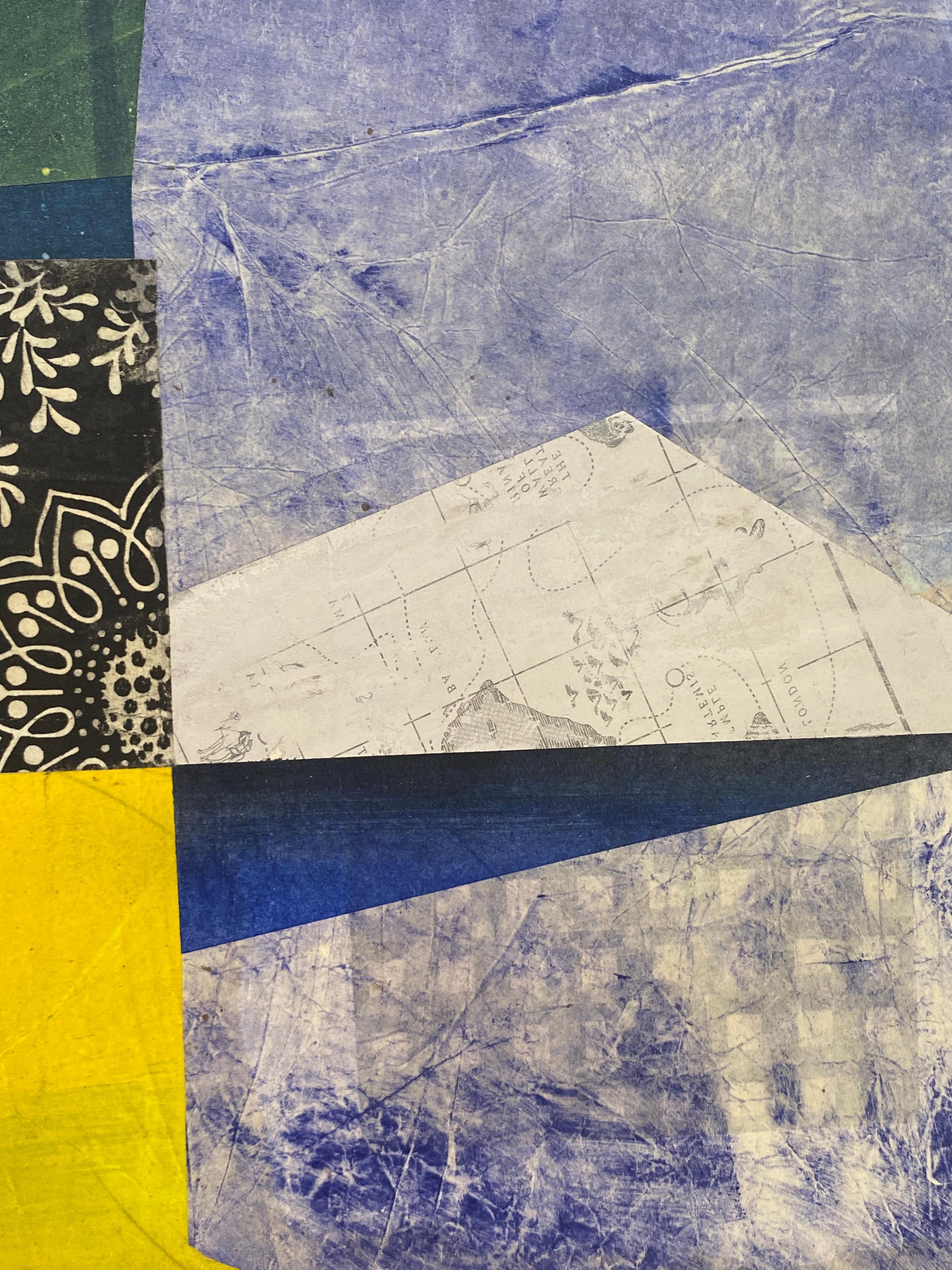 Auf diesem zeitgenössischen abstrakten Gemälde in Acryl auf Paneel leuchten geometrische Formen in Kobaltblau-, Schwarz-, Rot- und Gelbtönen sowie ein schwarz-weißes botanisches Muster vor einem himmelblauen Hintergrund. Die Winkel und die sanften
