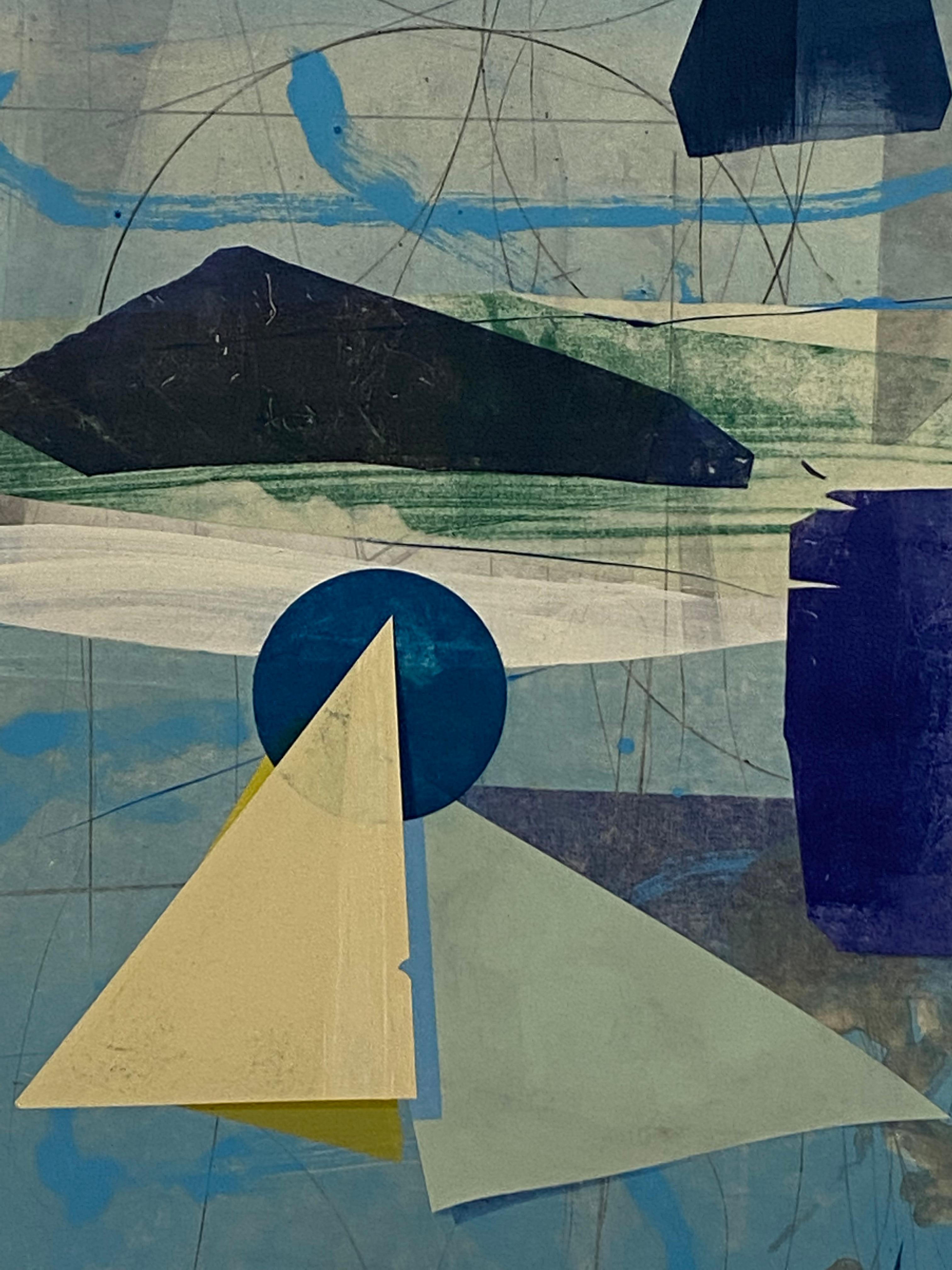 Un quadro astratto geometrico contemporaneo a olio su lino montato su pannello, con sfondo azzurro che integra forme geometriche nei toni dell'indaco scuro e del blu navy, verde, giallo e grigio azzurro. Gli angoli e le morbide gradazioni di colore