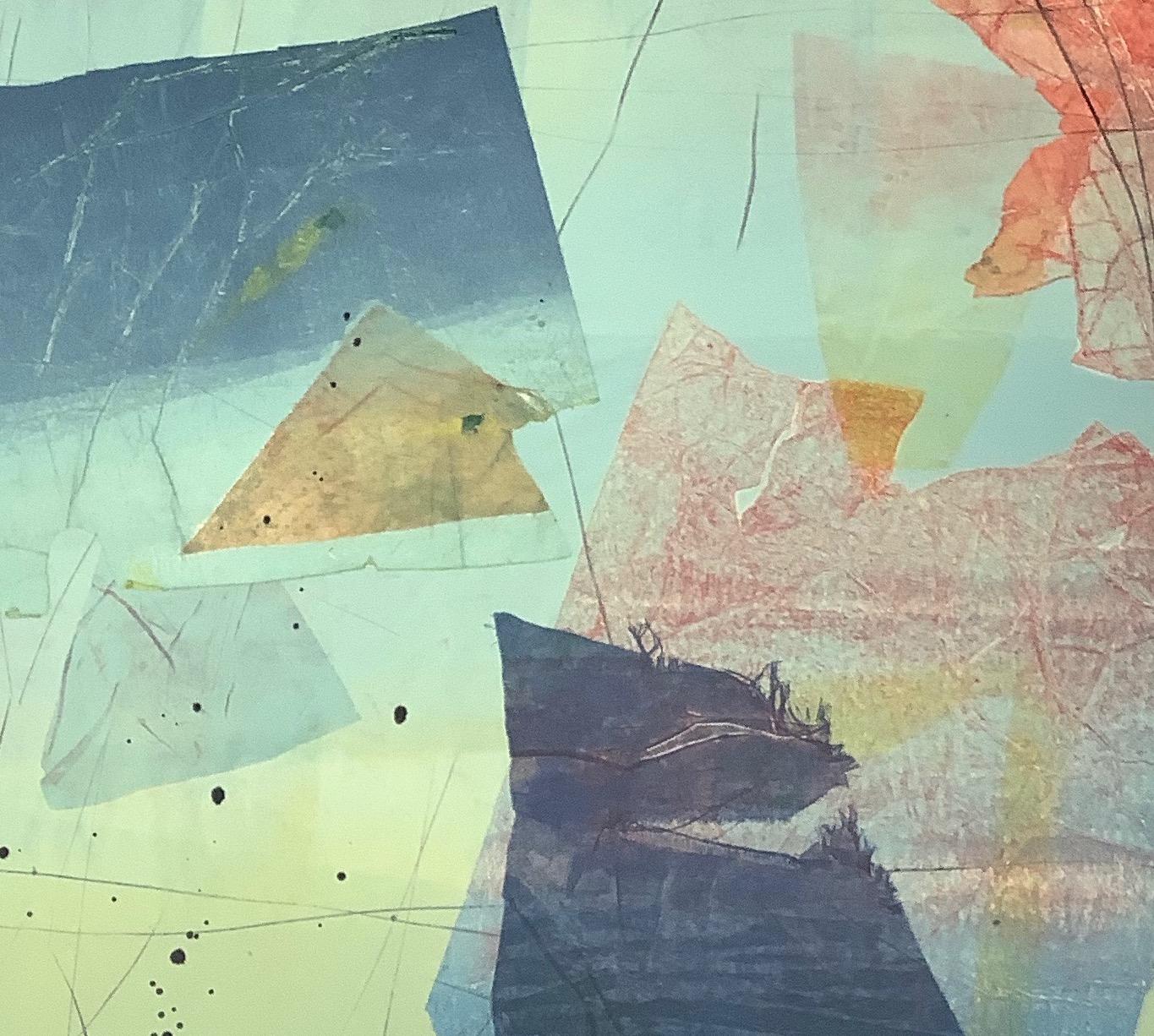 Si tratta di una stampa monotipo su carta asiatica delicata, una stampa unica che non ha altre edizioni. Forme geometriche nei colori navy, corallo e azzurro sono stratificate su uno sfondo che passa dal giallo verde al menta, all'azzurro