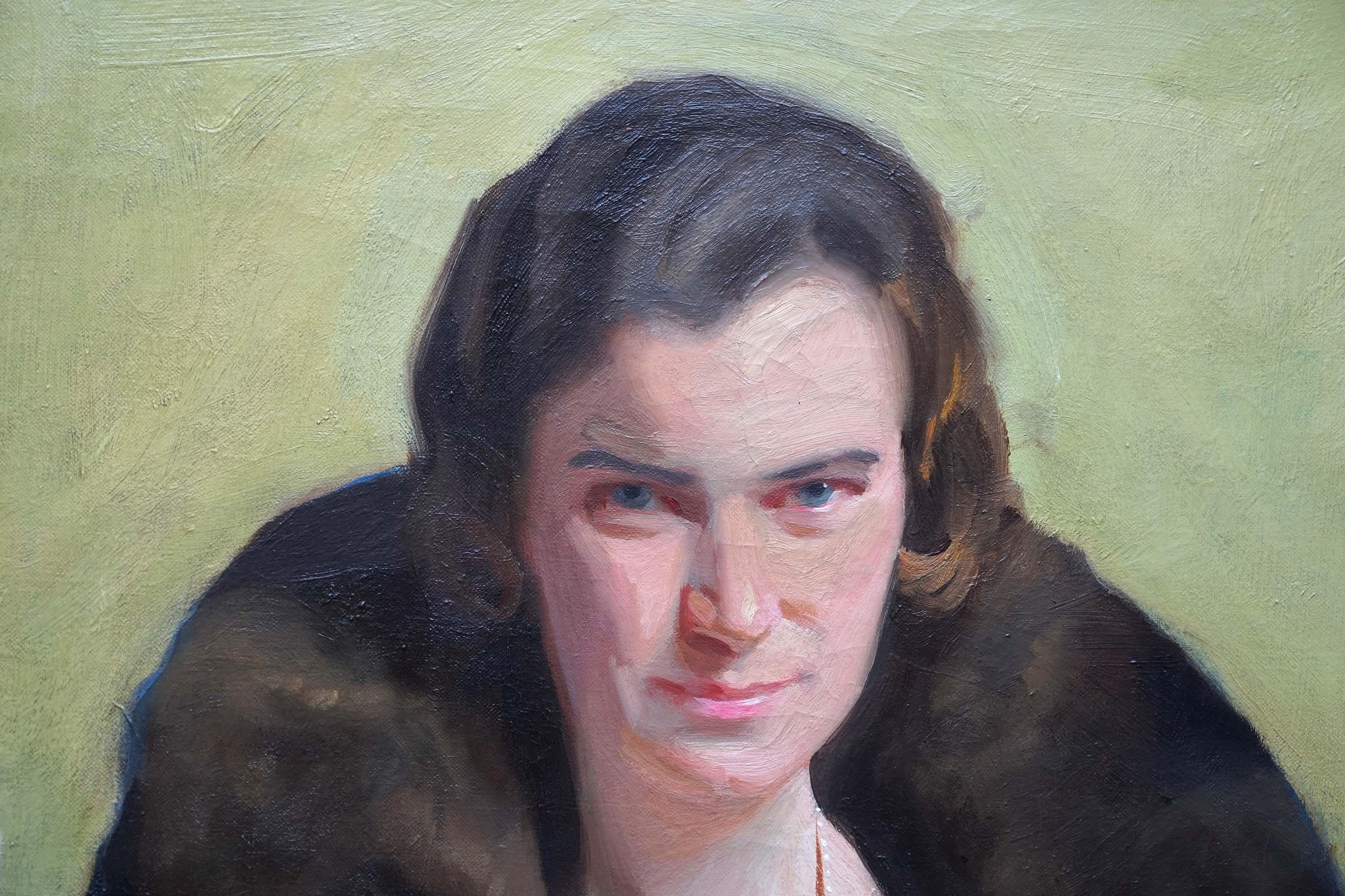 Dieses prächtige britische Porträt-Ölgemälde im Art déco-Stil stammt von dem bekannten schottischen Künstler David Cowan Dobson, besser bekannt als Cowan Dobson. Es wurde 1931 gemalt und zeigt das Porträt einer auffälligen dunkelhaarigen Frau, die