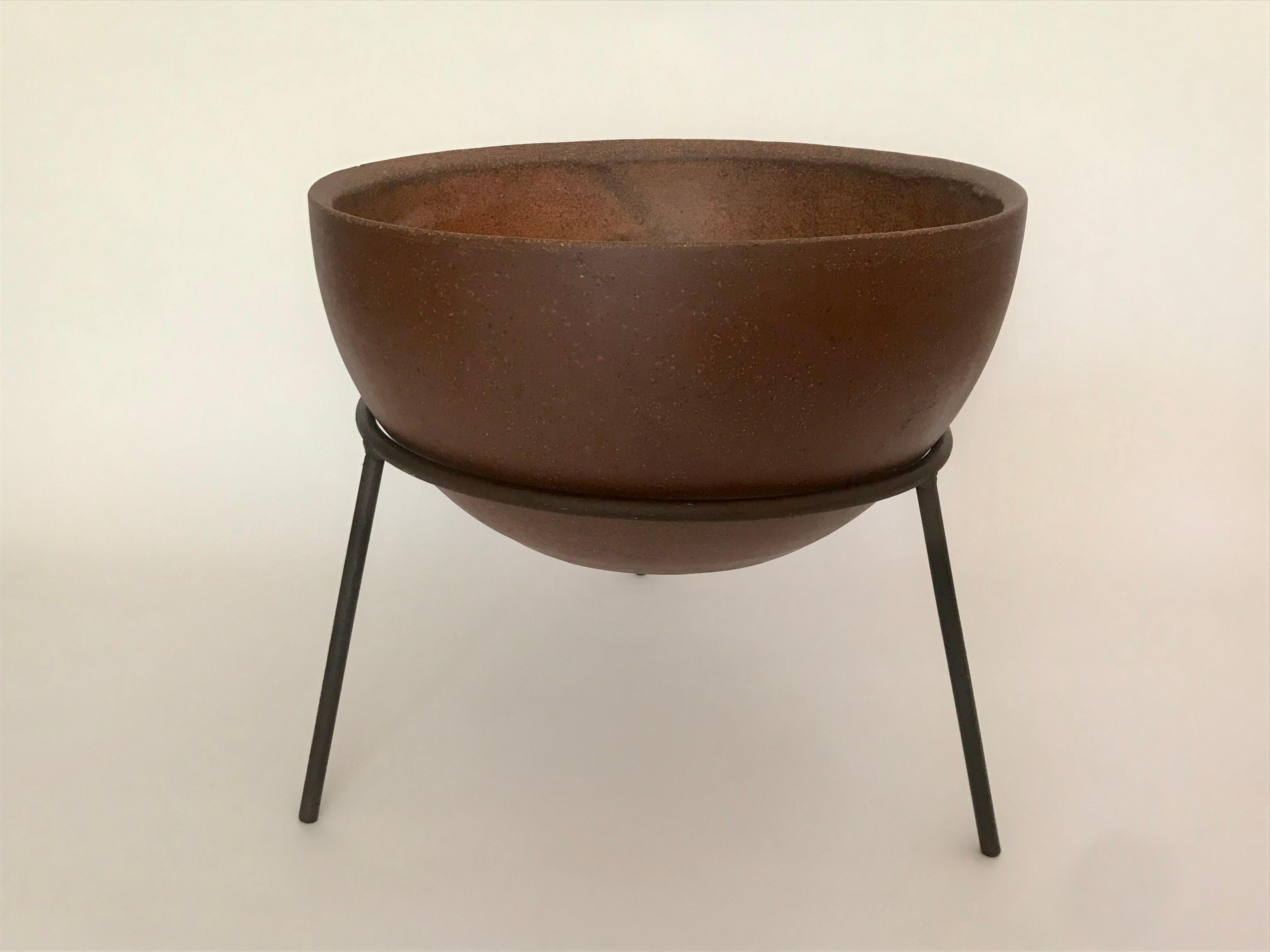 David Cressey Architectural Pottery Planter on Iron Tripod Base In Good Condition In Los Angeles, CA
