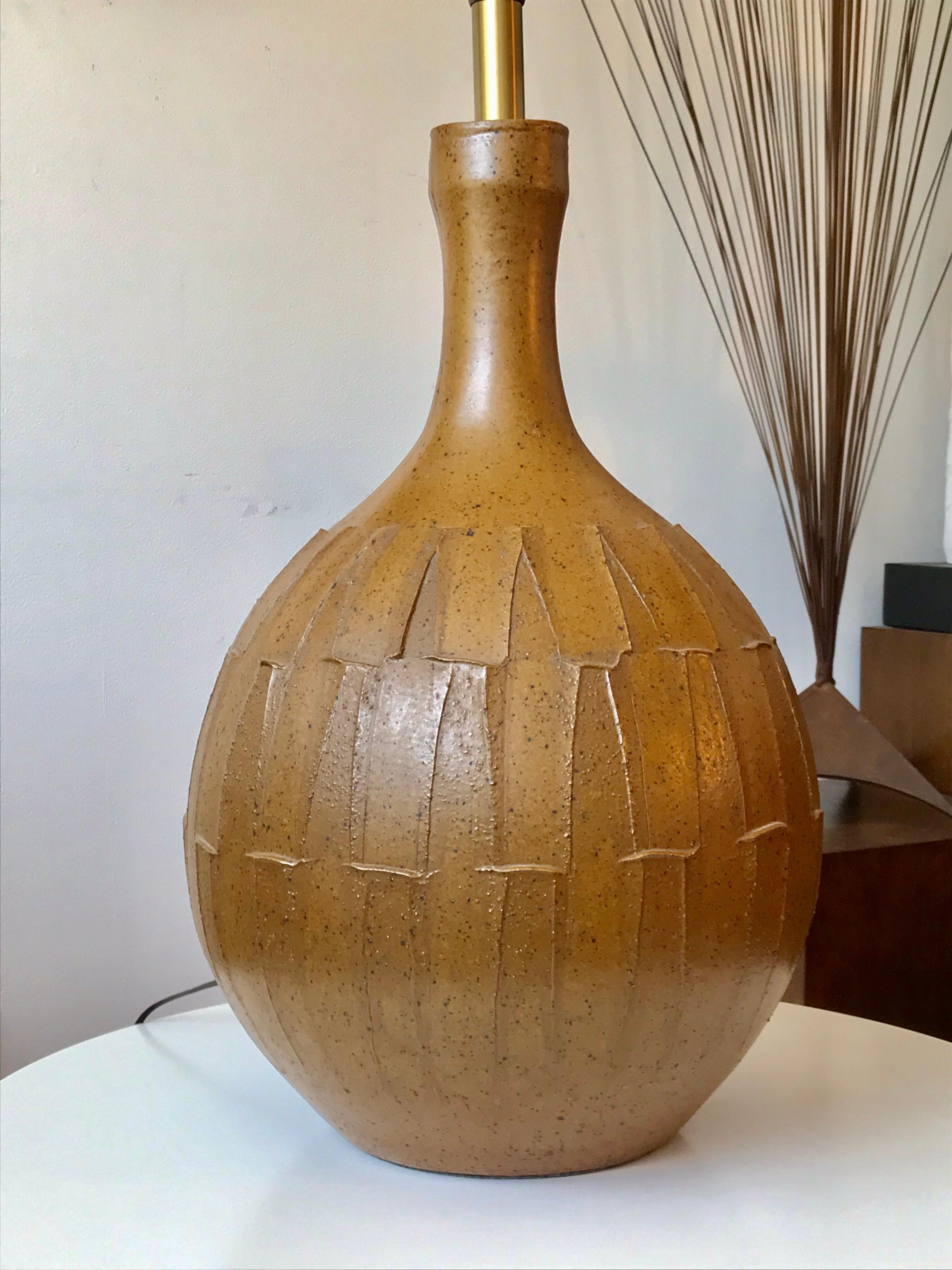 A great California design single lamp.
Made with Cressey's own formula clay, ocher glaze hue and hand applied 'Ribbed' texture / pattern.
It has the original vintage hardware and wiring.
