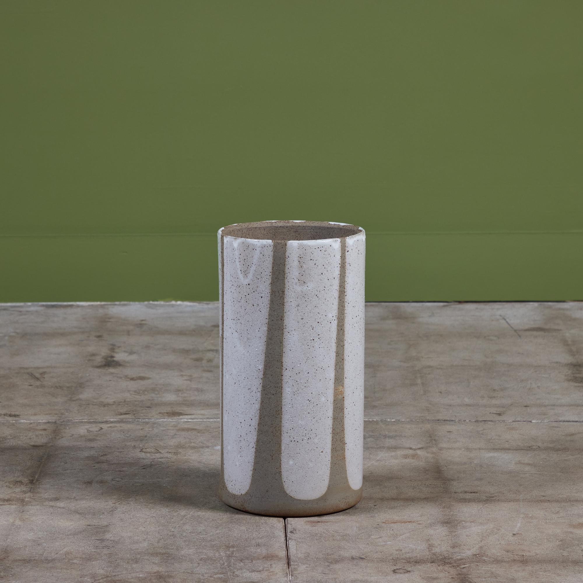 Una fioriera di David Cressey per la collezione Pro/Artisan di Architectural Pottery con la firma di David Cressey 