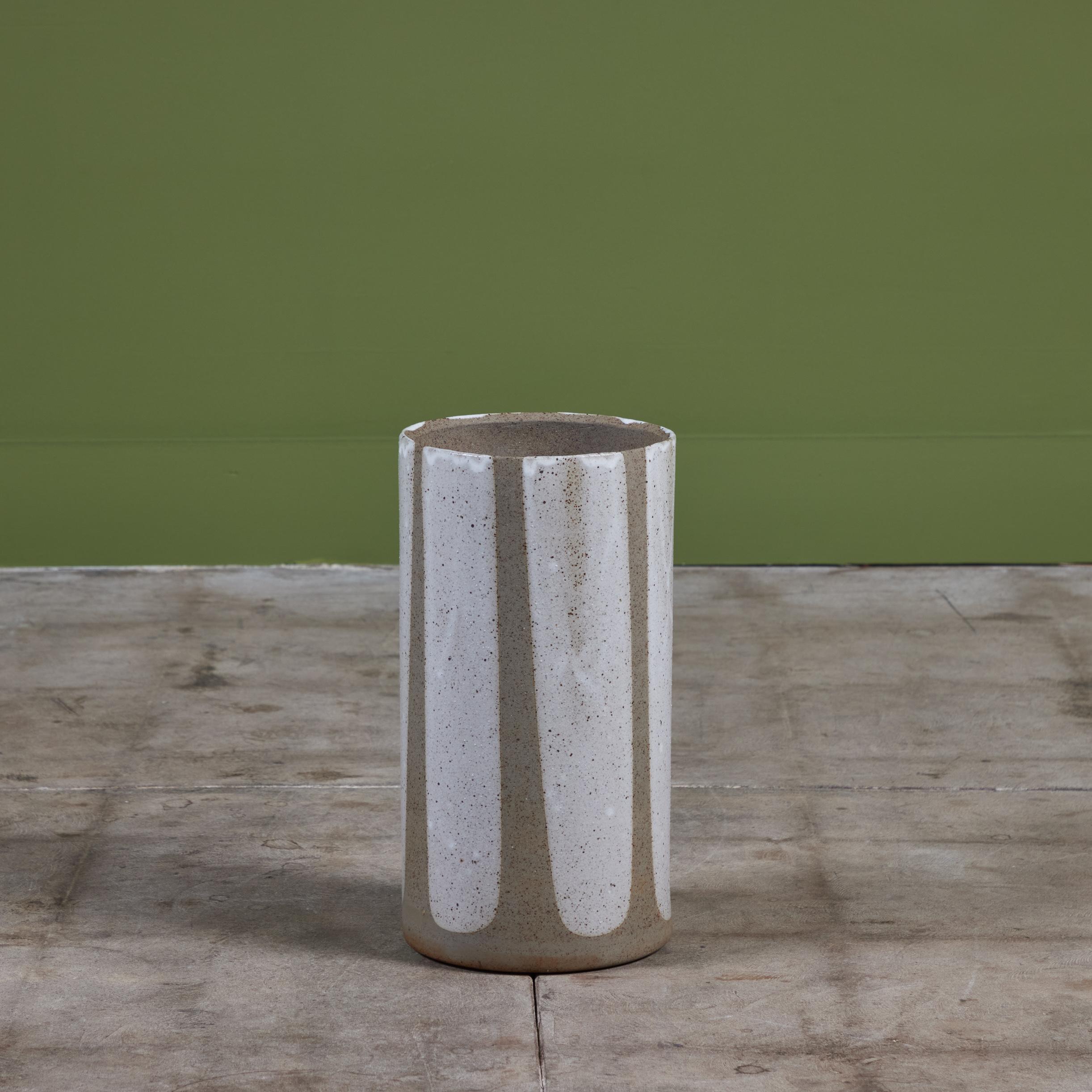 Metà XX secolo David Cressey Vaso cilindrico con smalto a fiamma per Architectural Pottery in vendita