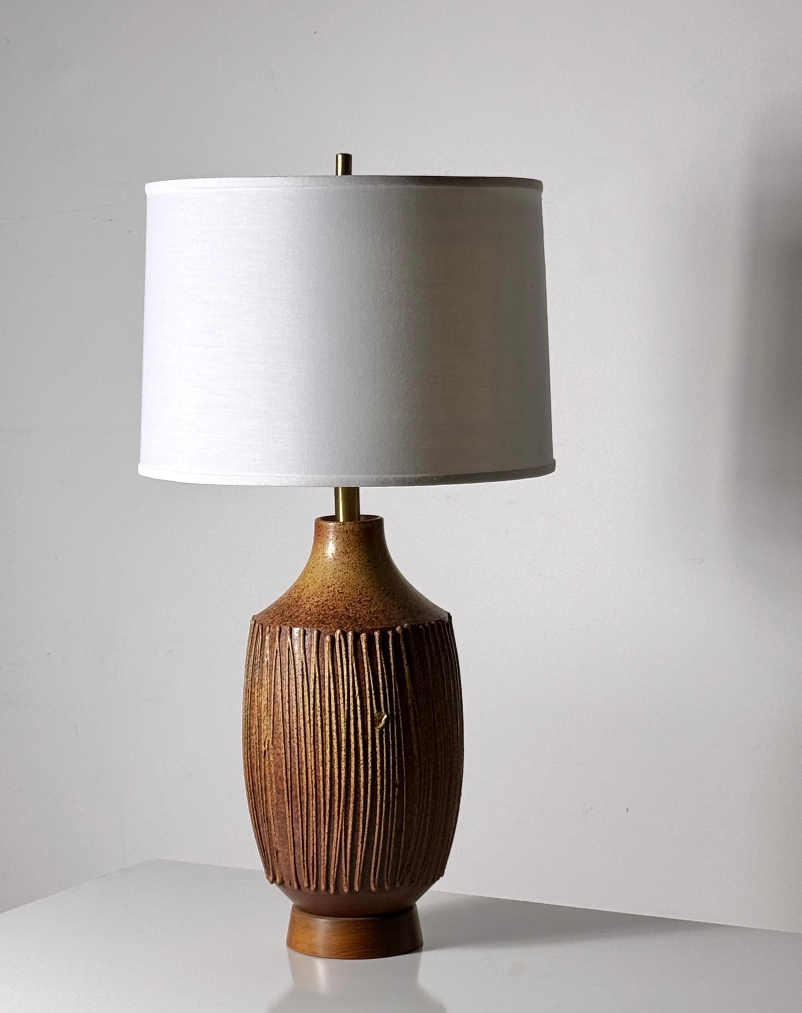 Lampe en céramique texturée de grande taille par David CIRCA pour Architectural Pottery vers les années 1970

Grès émaillé Ocre doré avec texture verticale appliquée en goutte-à-goutte
Monté sur une base en bois

Diamètre de la base de 8