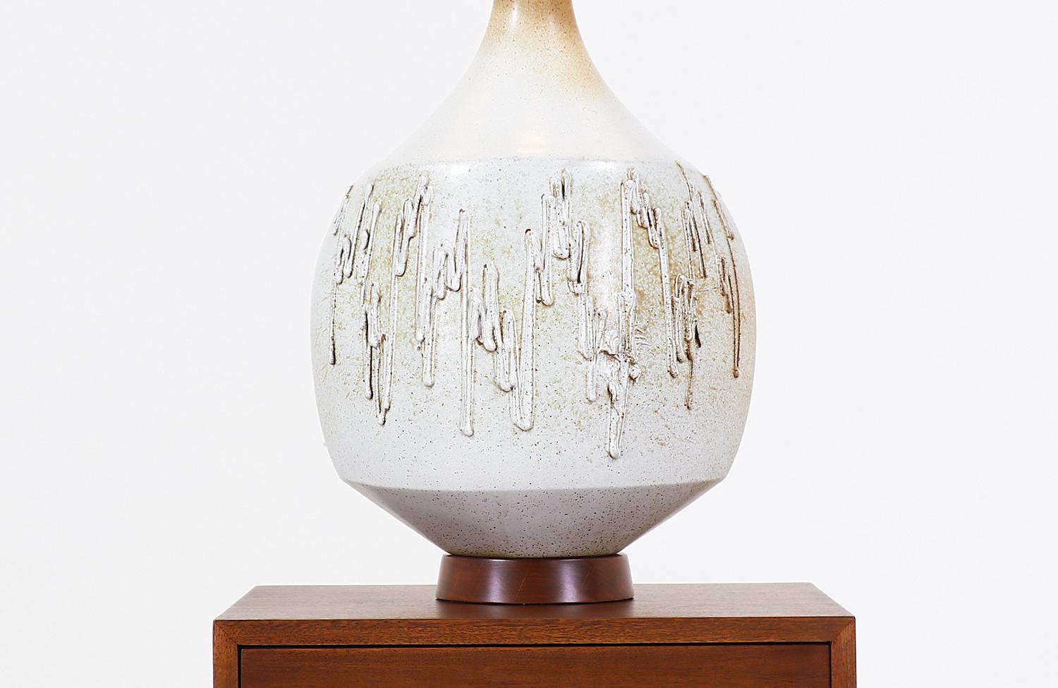 David Cressey Keramik-Tischlampe mit Tropftextur von David Cressey für Architectural Pottery (Messing)
