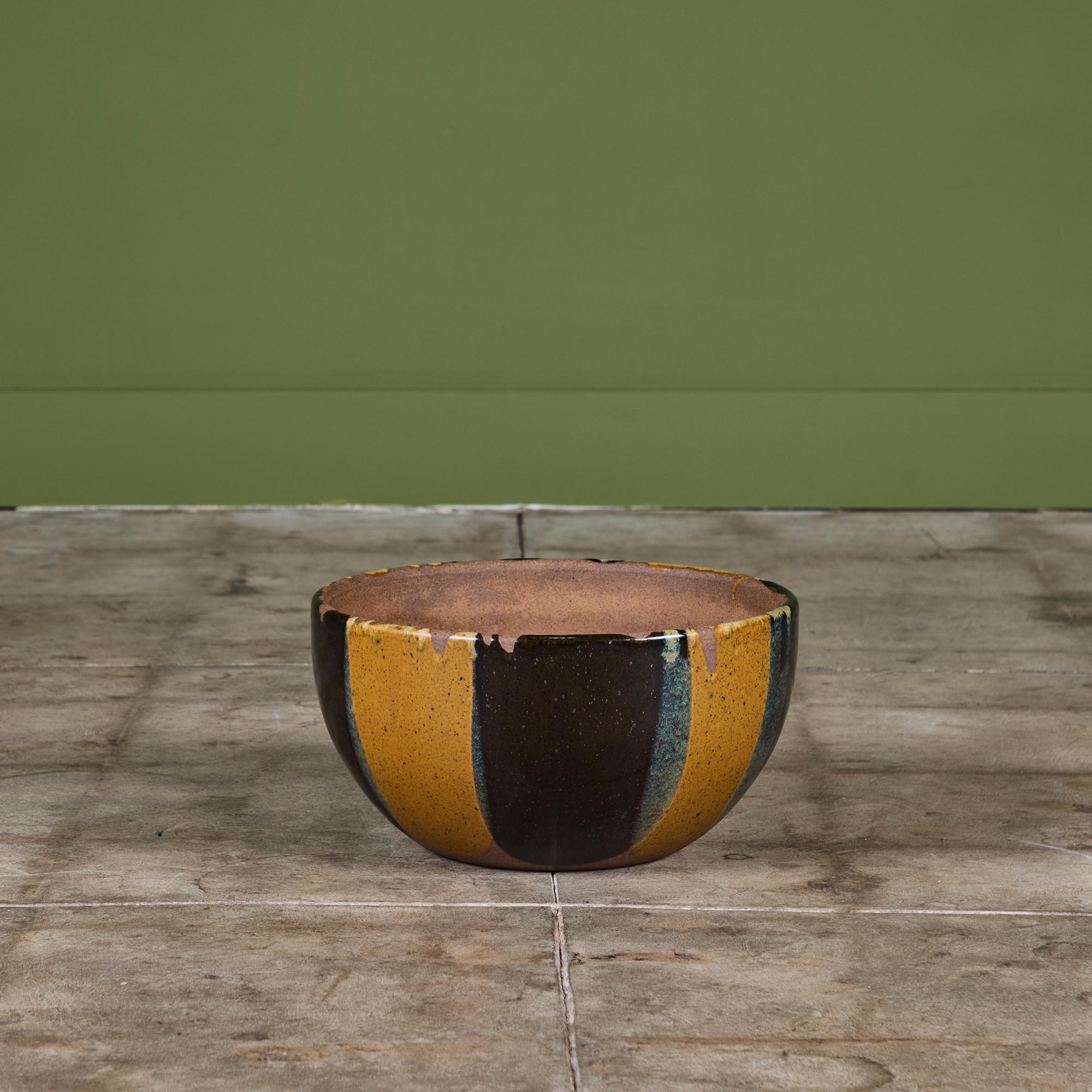 Una fioriera a forma di campana di David Cressey per la collezione Pro/Artisan di Architectural Pottery con la firma 