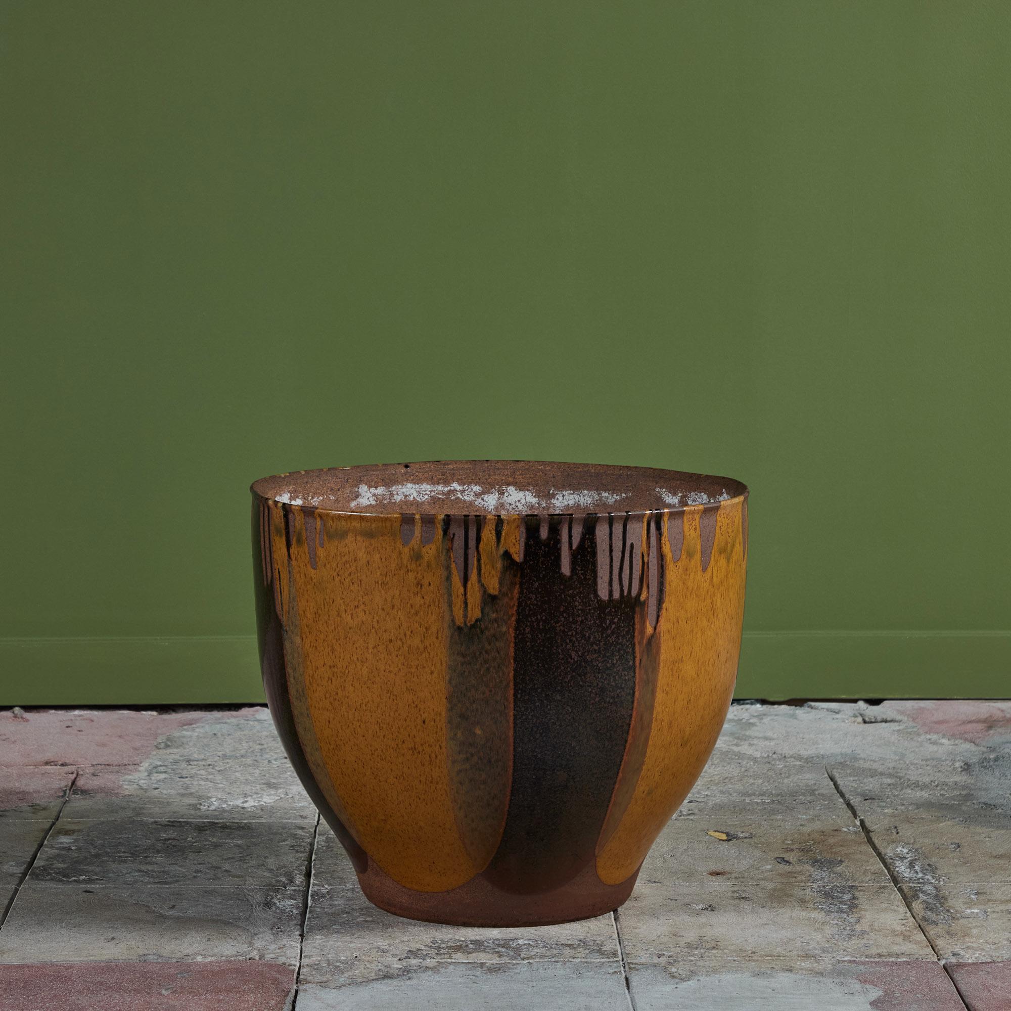 Ein glockenförmiges Pflanzgefäß von David Cressey für die Pro/Artisan Collection von Architectural Pottery mit Cresseys charakteristischer 
