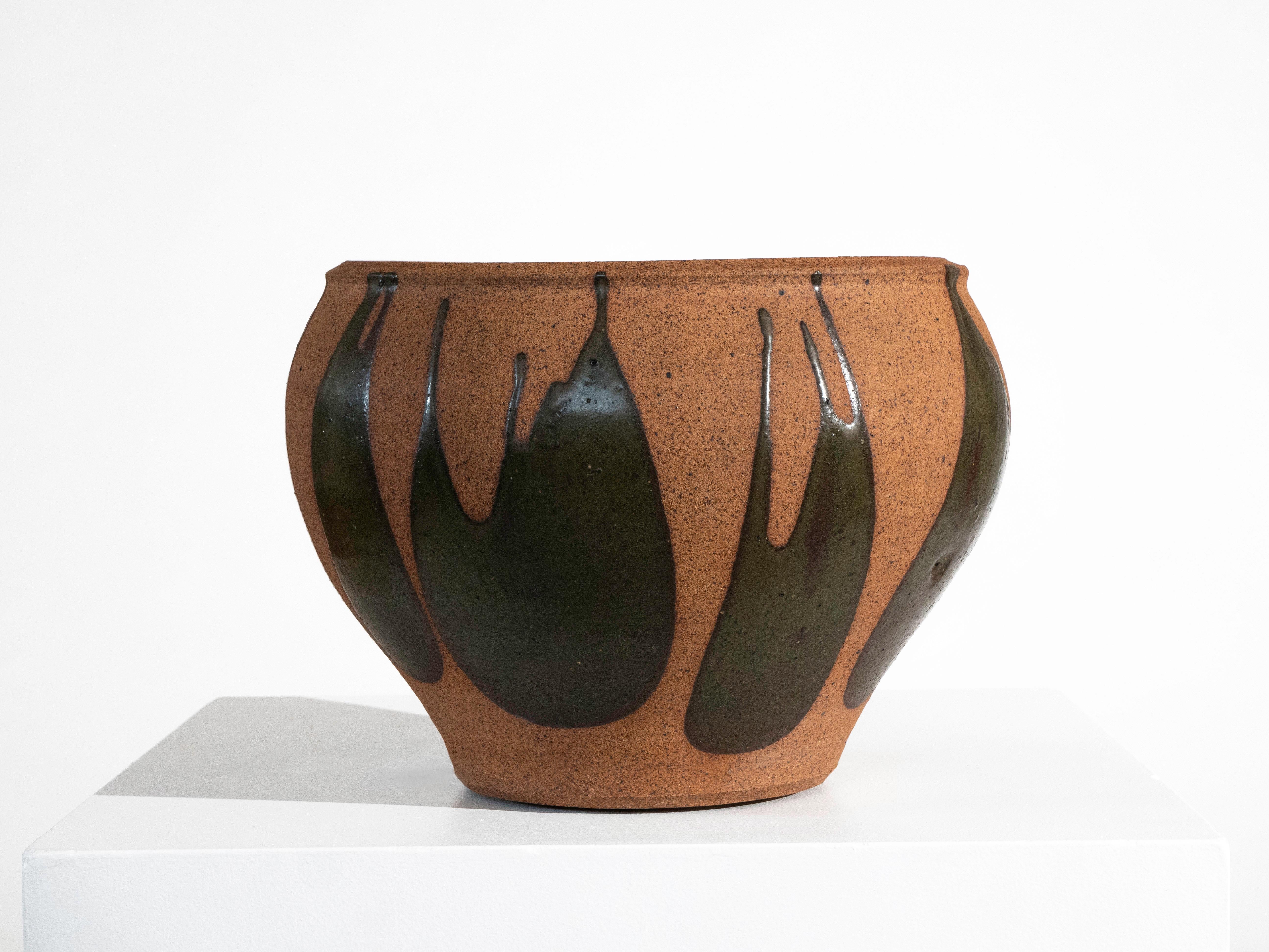 Fioriera con smalto a fiamma di David Cressey, realizzata a mano.  Serie Pro-Artisan per Architectural Pottery, anni '60 circa.

Gres grezzo con smalto verde sfumato. Un pezzo molto raro. In ottime condizioni.

Nessuna riparazione e nessun danno. Un