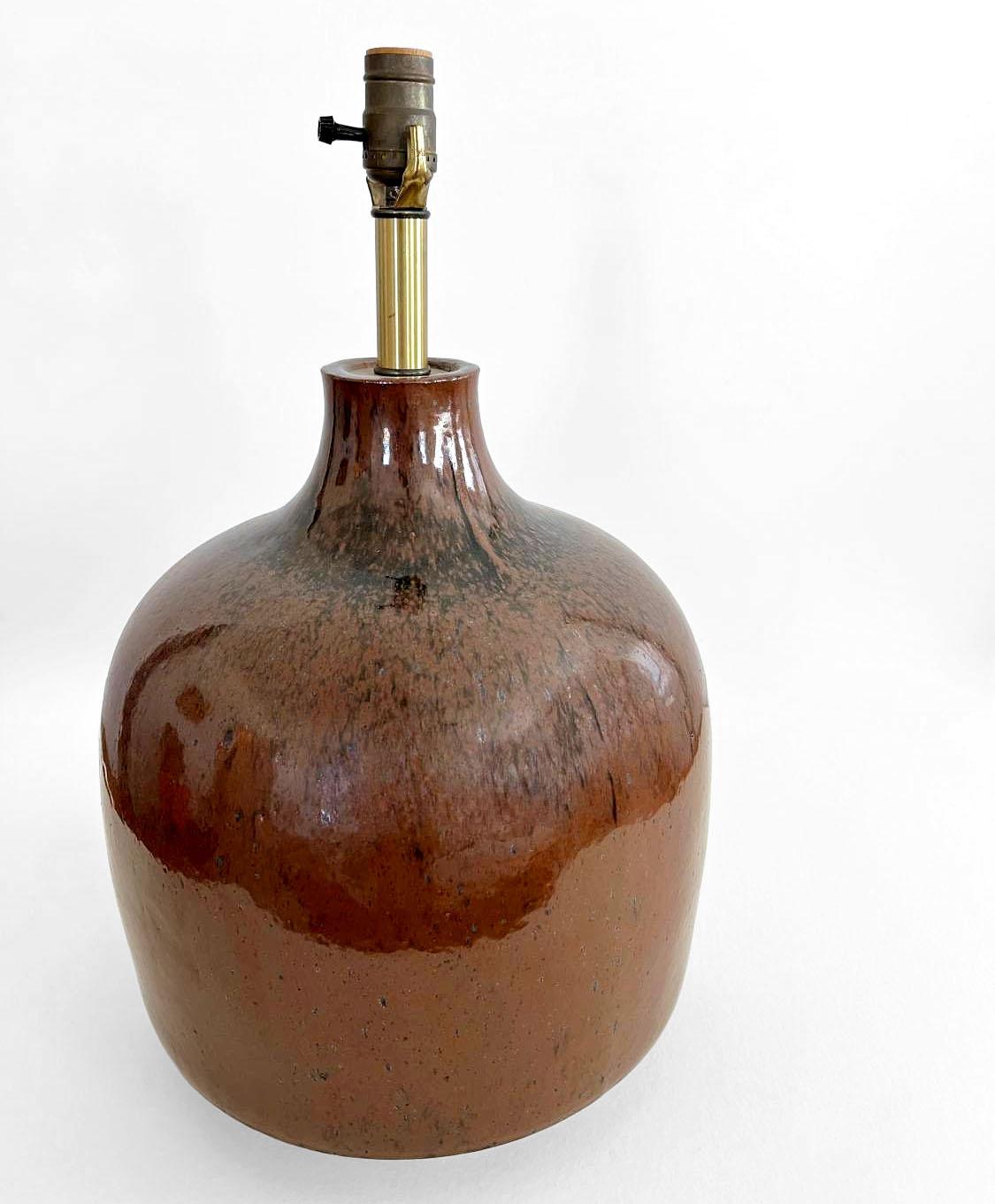 Superbe lampe de grande taille en céramique à émail flammé de David CIRCA, vers les années 1970. Cette lampe présente des tons de terre uniques composés de marrons profonds, de marron, de noir et de différentes nuances de brun. Cette lampe se marie