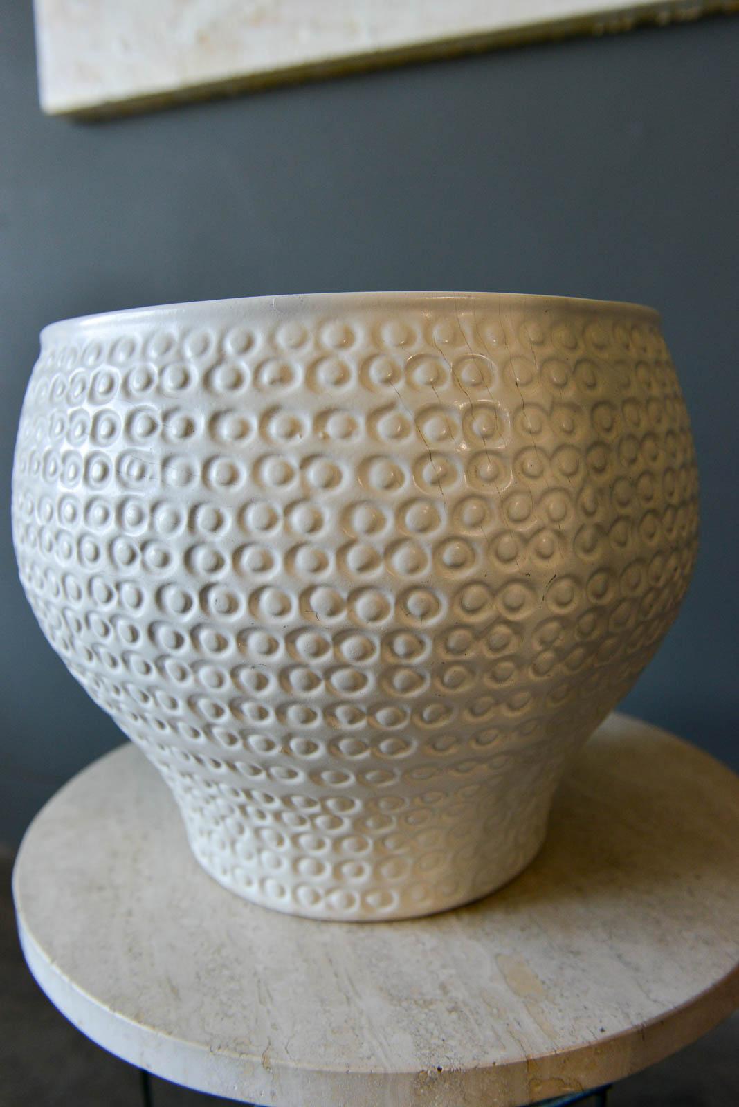 Vintage David Cressey for Architectural Pottery Pro/Artisan Series 'Cheerio' pattern planter in ivory glaze. One drain hole on bottom.

Measures 14