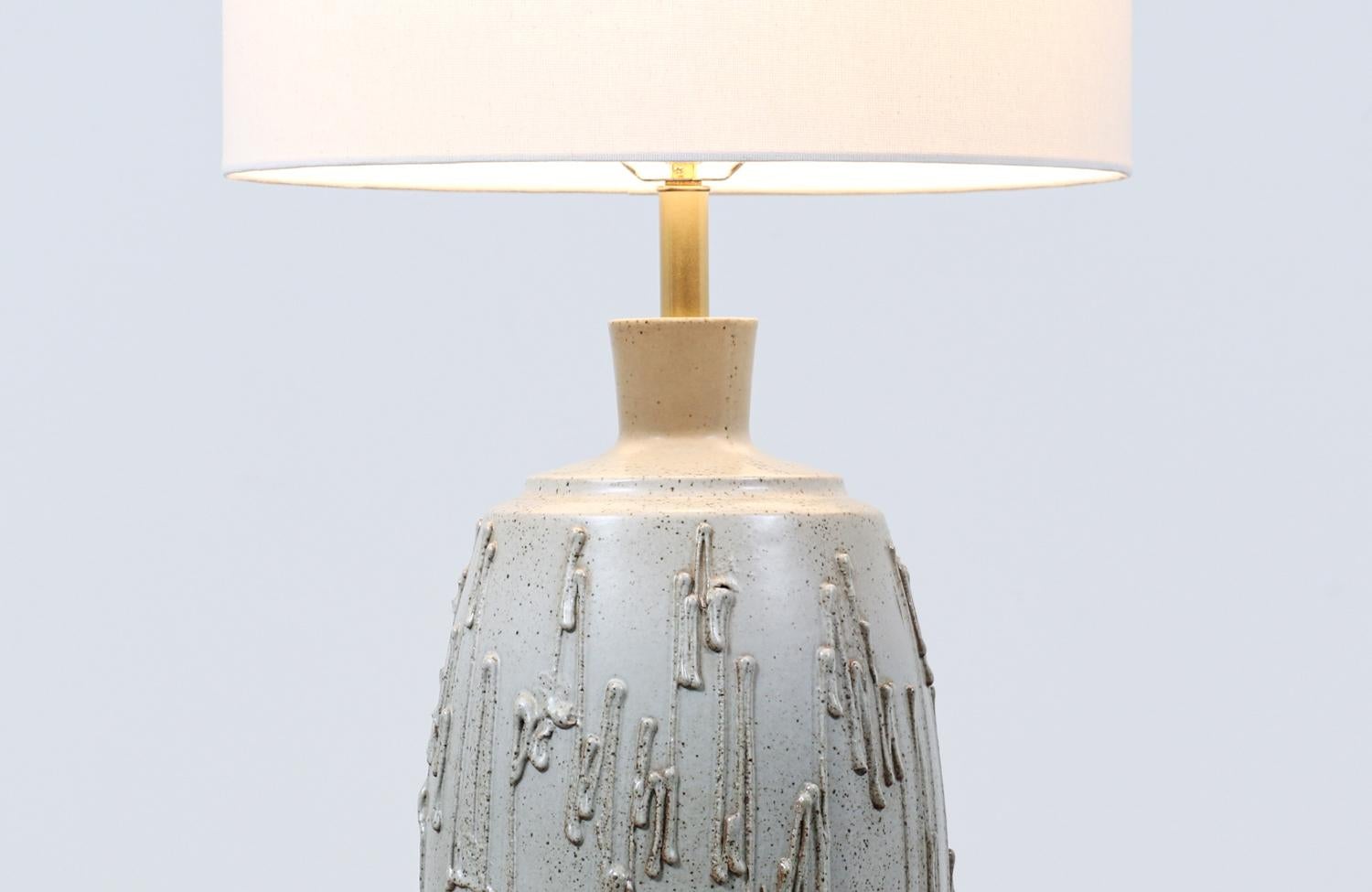 Keramik-Tischlampe mit glasierter Tropftextur von David Cressey für Architectural Pottery (Mitte des 20. Jahrhunderts) im Angebot