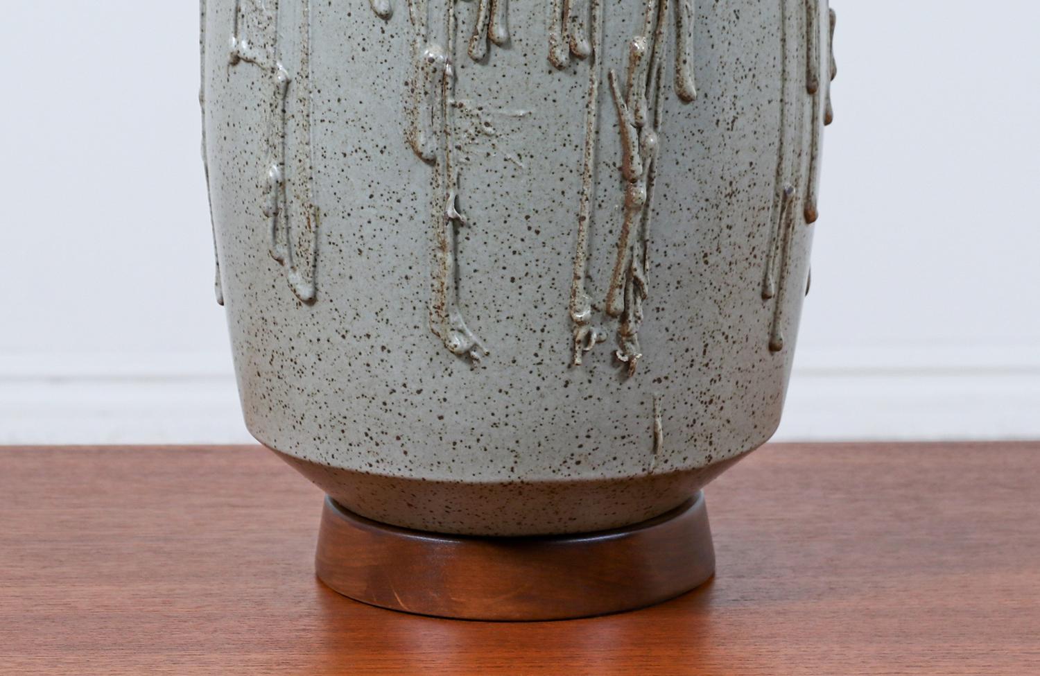 Keramik-Tischlampe mit glasierter Tropftextur von David Cressey für Architectural Pottery im Angebot 2