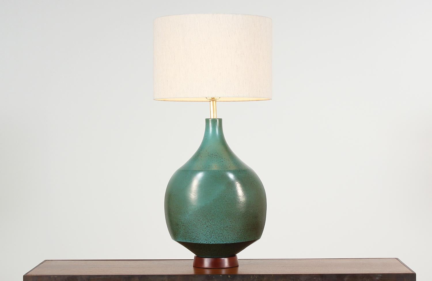 Large ceramic table lamp designed by David Cressey for Architectural Pottery in the United States, circa 1970. This beautiful ceramic lamp features a teal blue body with brown speckling that sits on a complementary walnut wood base. Includes new