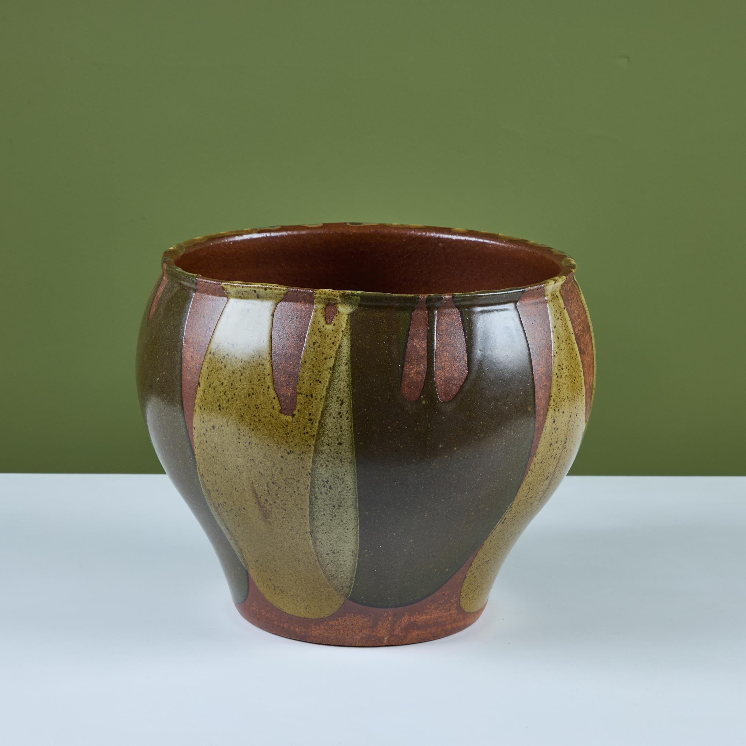 Ein glockenförmiges Pflanzgefäß von David Cressey für die Pro/Artisan Collection von Architectural Pottery mit Cresseys charakteristischer 