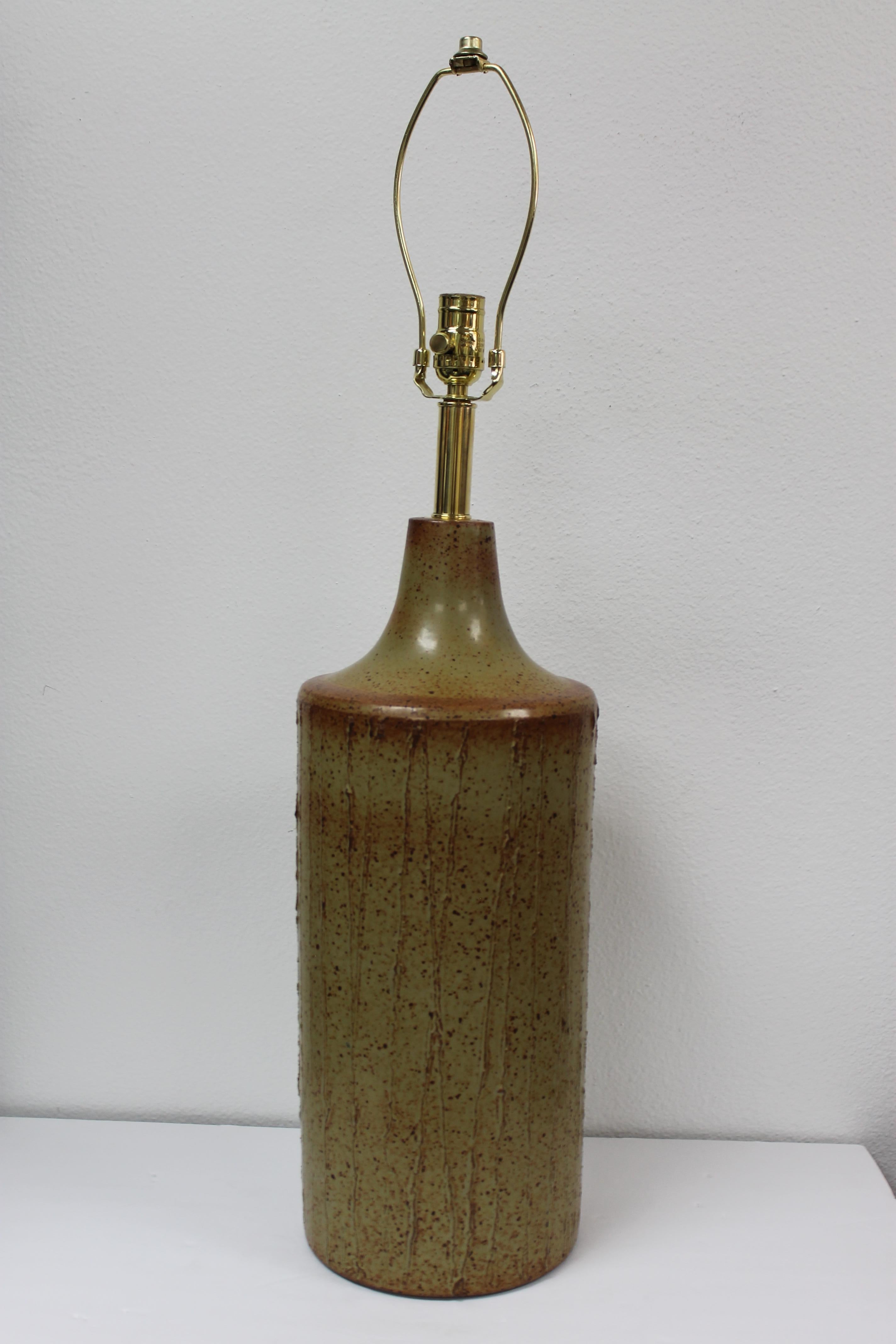 Lampe en poterie de David Cressey. La lampe mesure 24