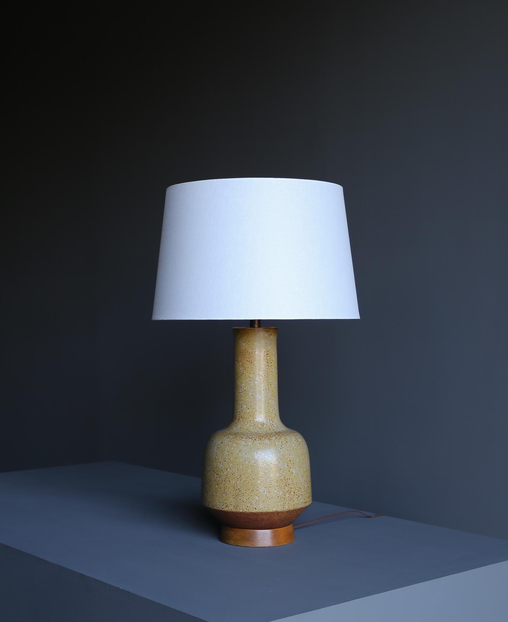 David Cressey large scale ceramic lamp, circa 1970. This piece has been professionally rewired. 

Measures:

25