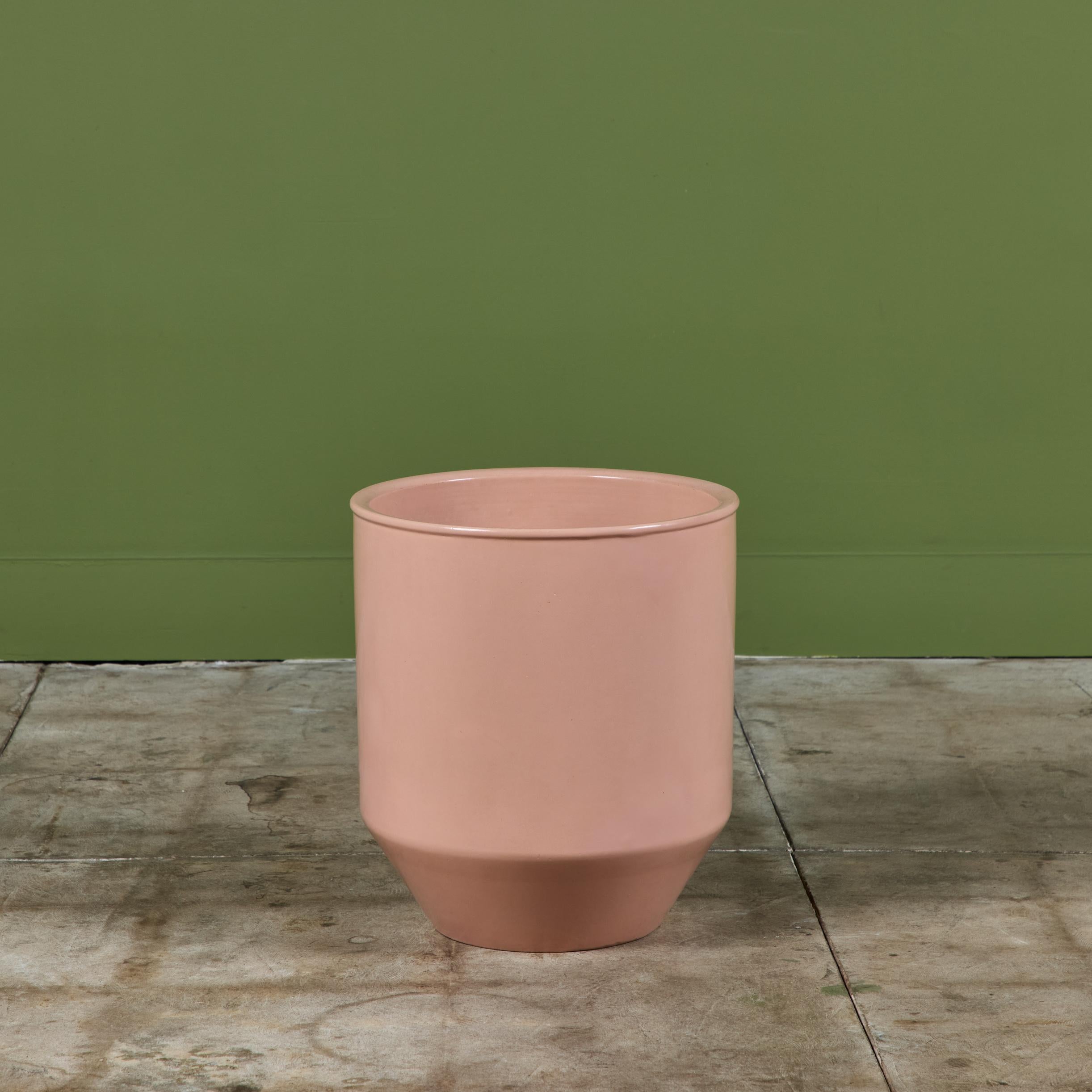 Jardinière Bullet de David Cressey de la collection Pro/Artisan pour Architectural Pottery. La jardinière est recouverte d'une glaçure 